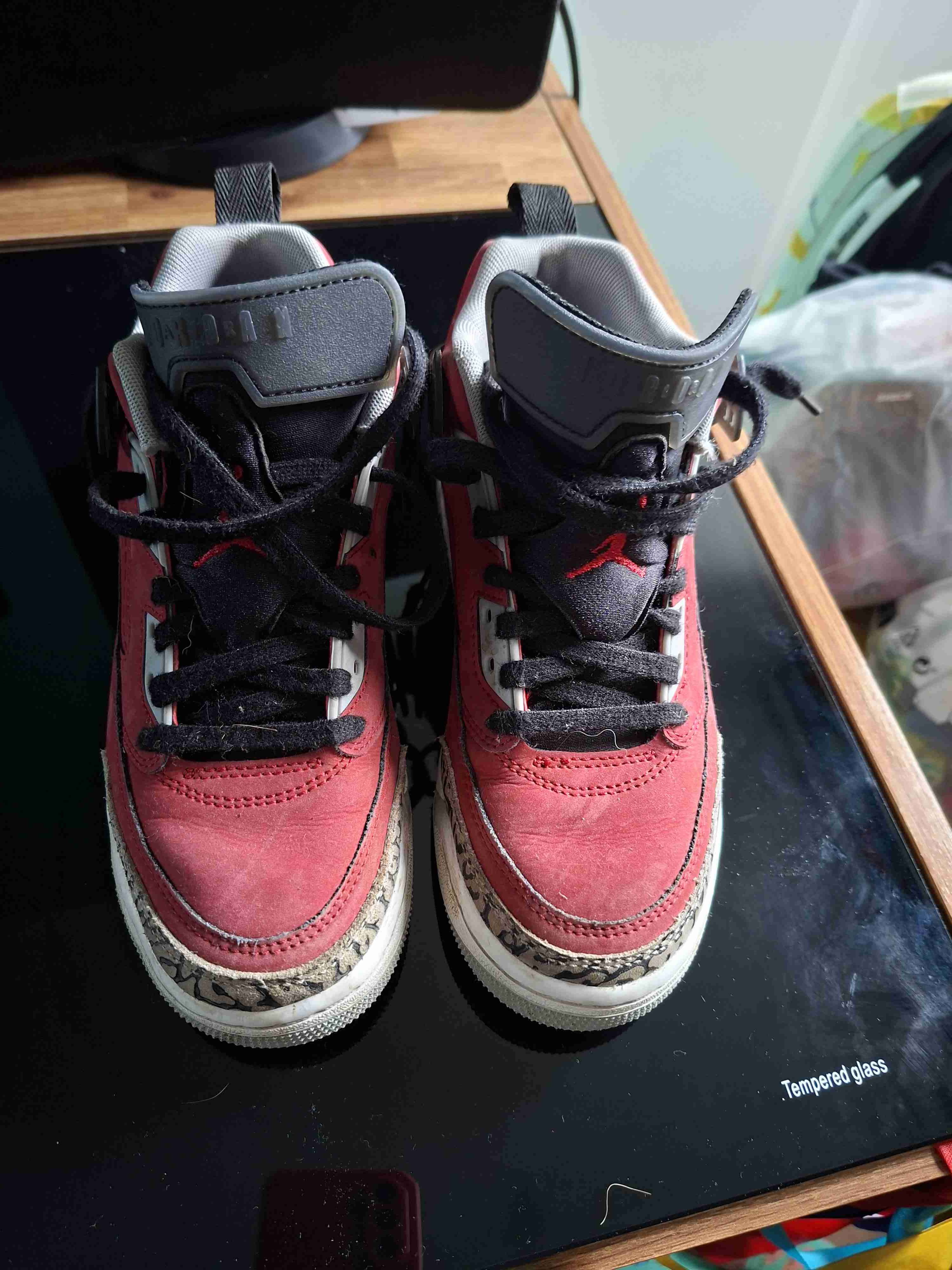 Zapatillas deportivas rojas y negras - miniatura 1