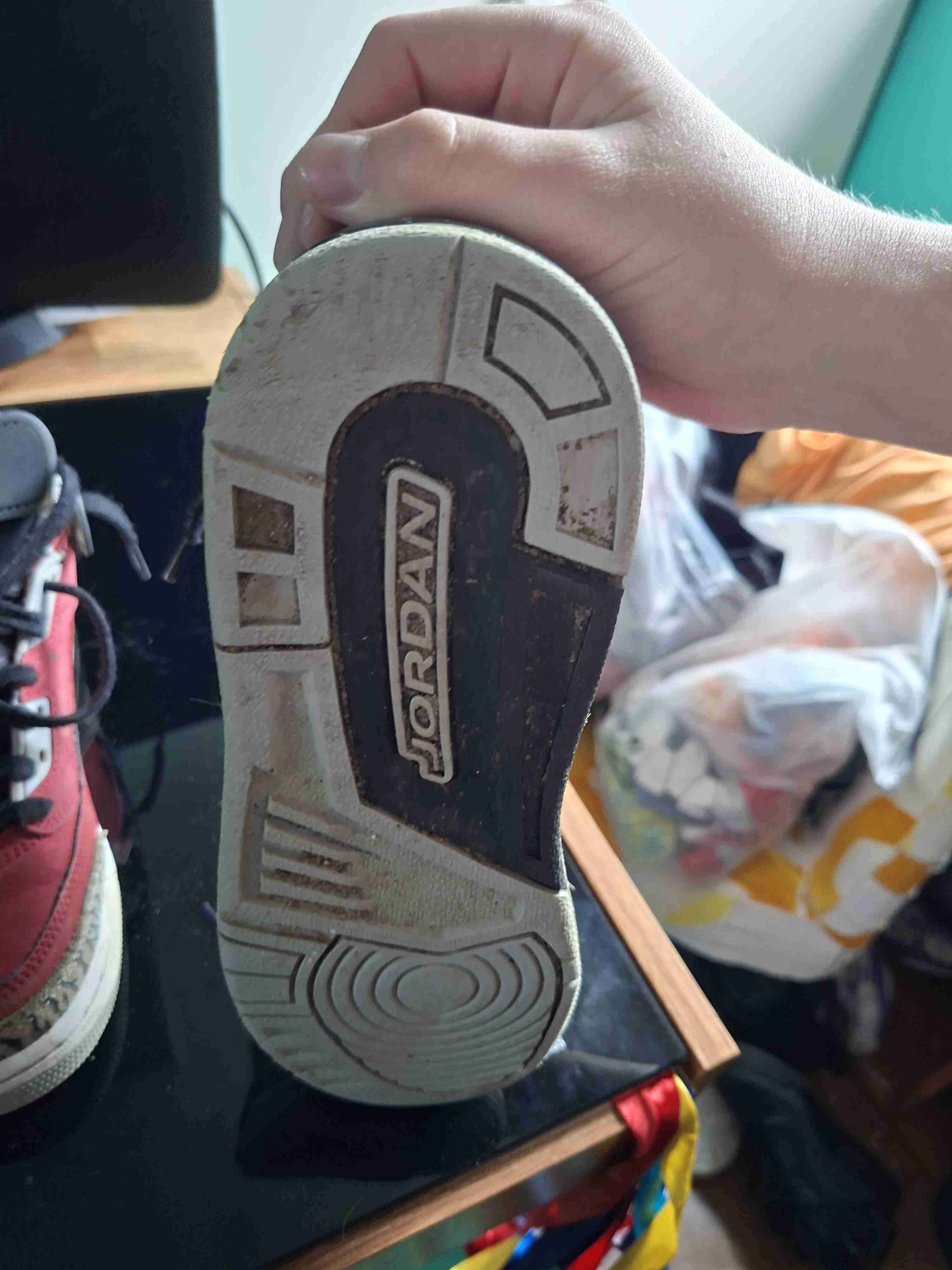 Zapatillas deportivas rojas y negras - miniatura 2