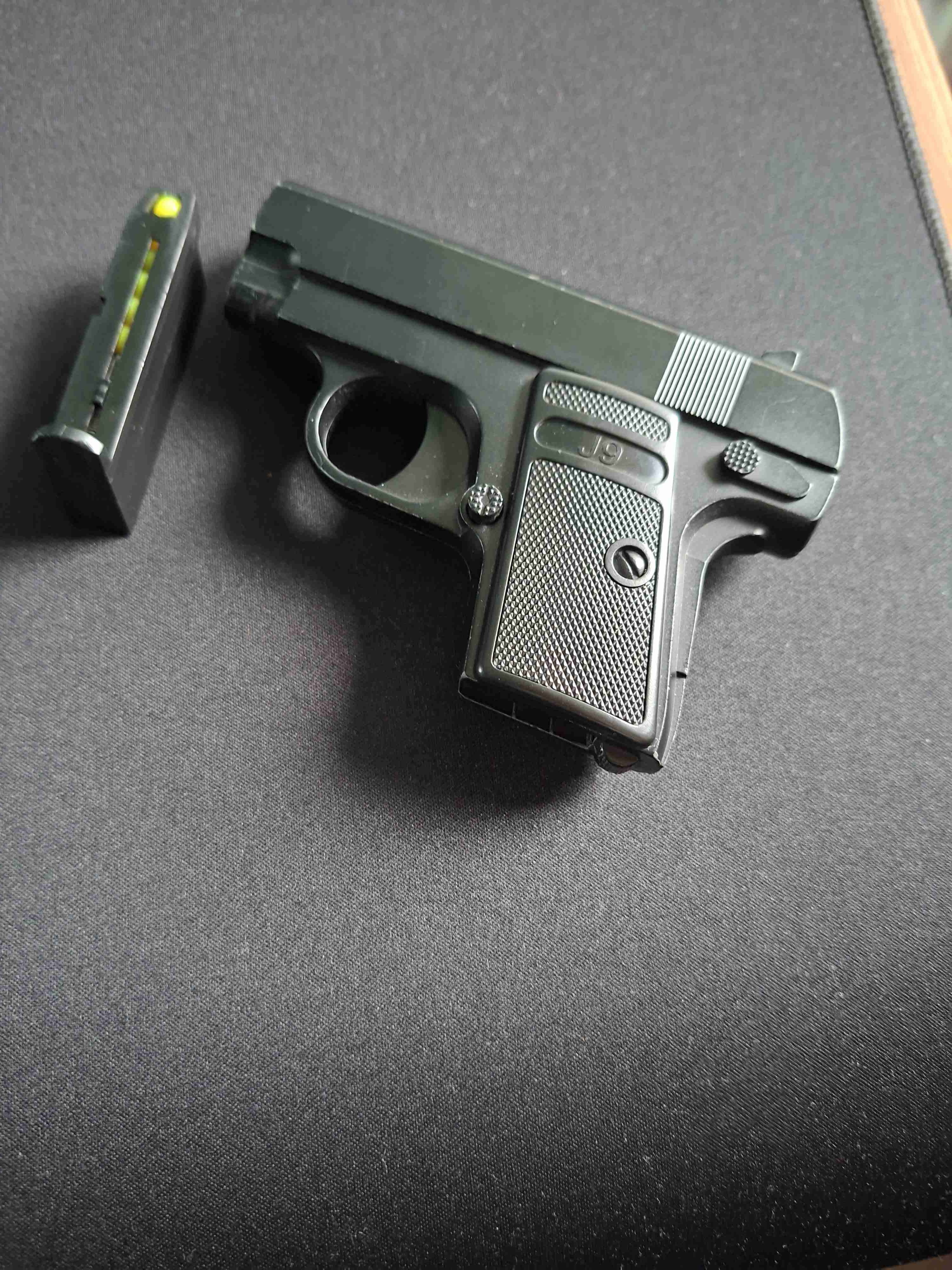 Pistola de juguete negra - miniatura 2