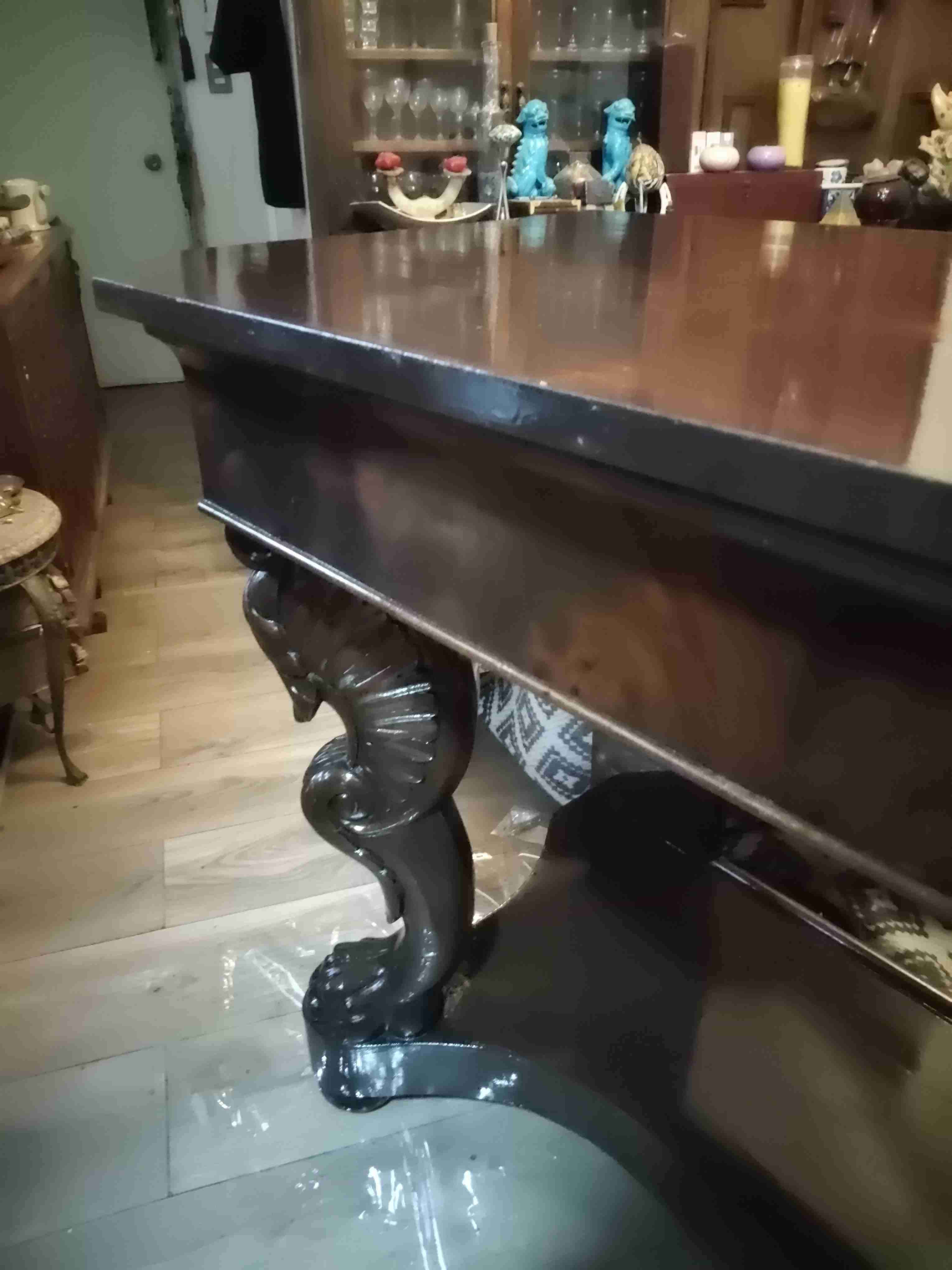 Mueble antiguo de madera oscura - miniatura 6