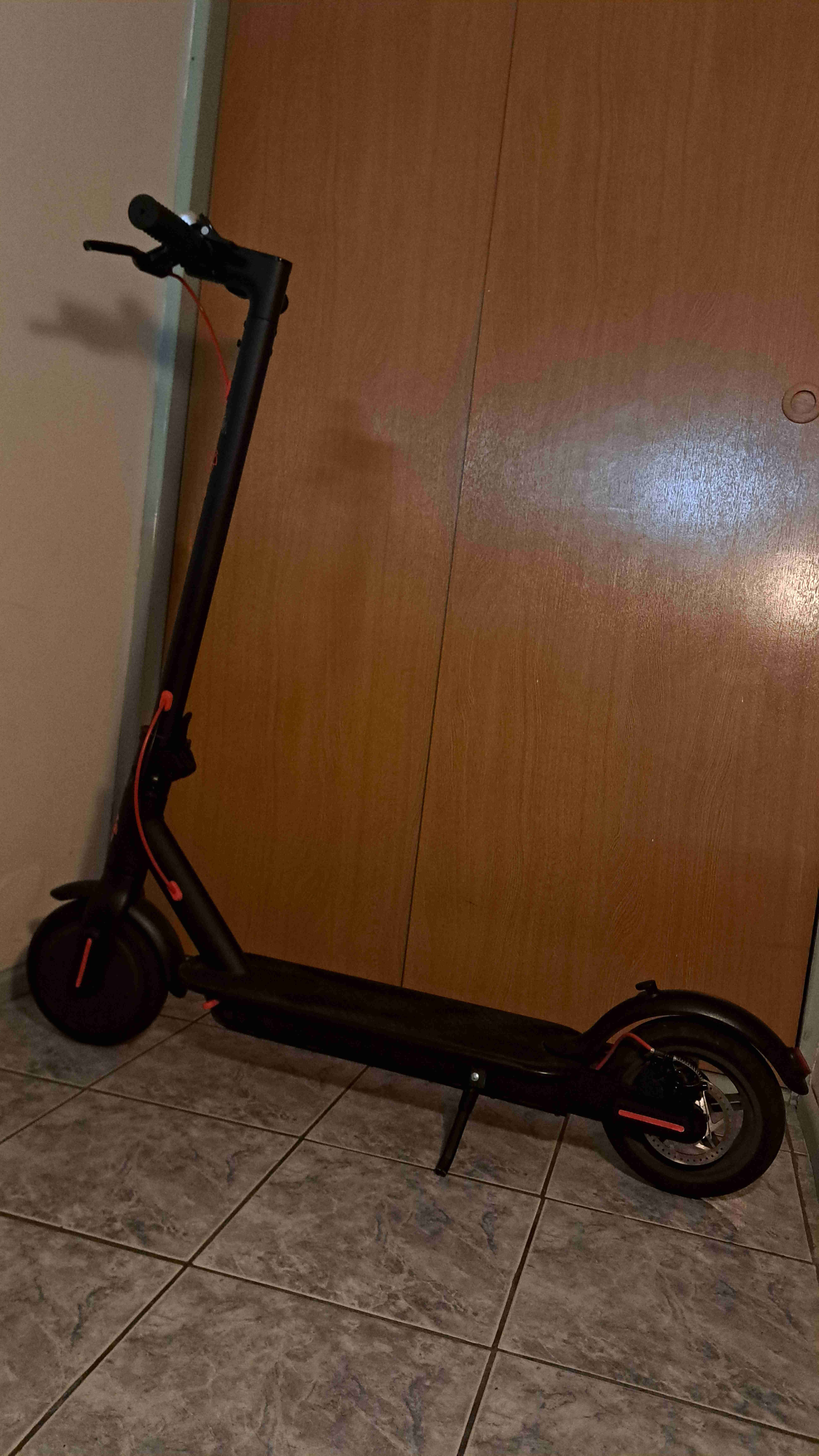 Scooter eléctrico negro y rojo - miniatura 3