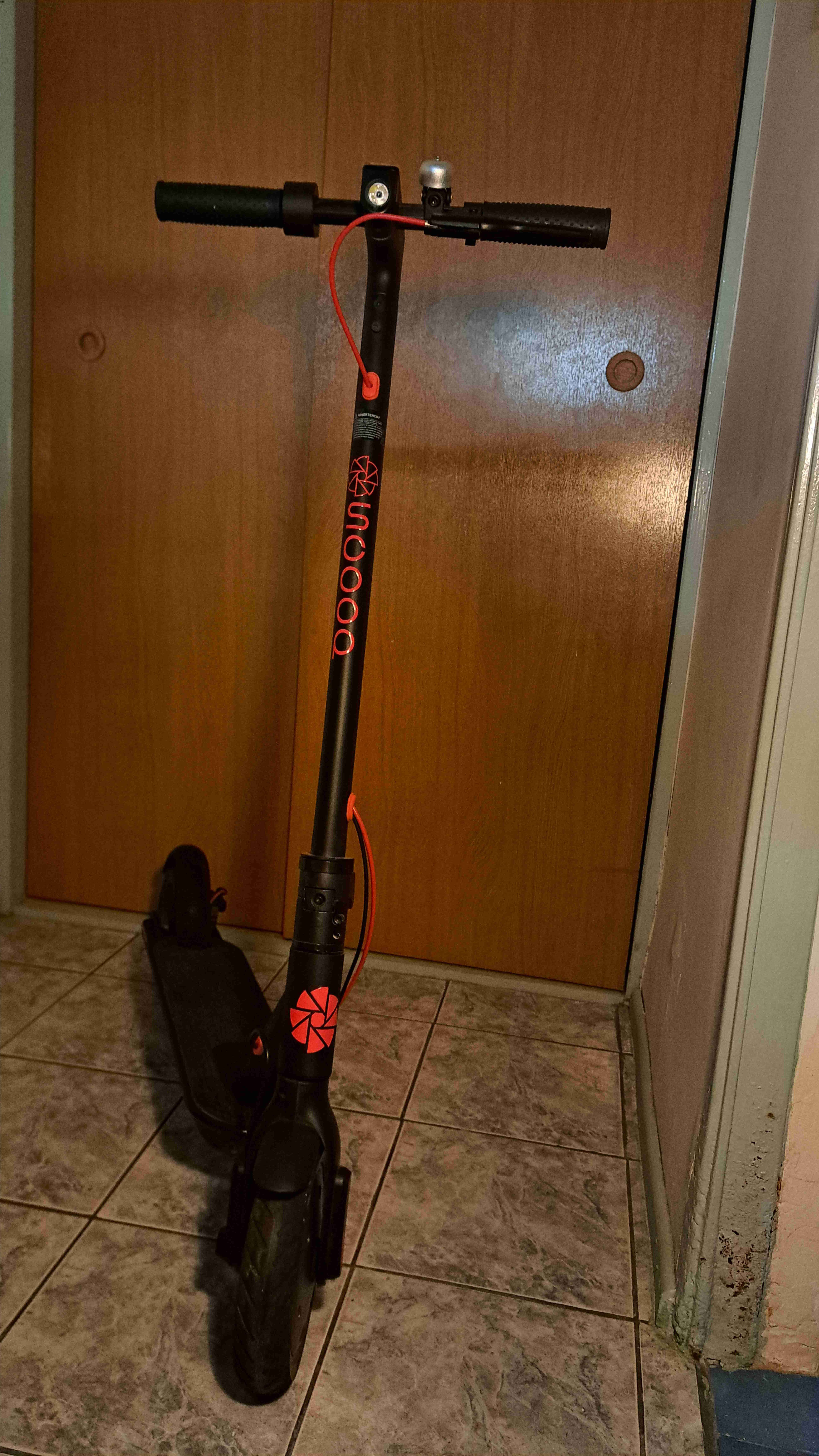 Scooter eléctrico negro y rojo - miniatura 1