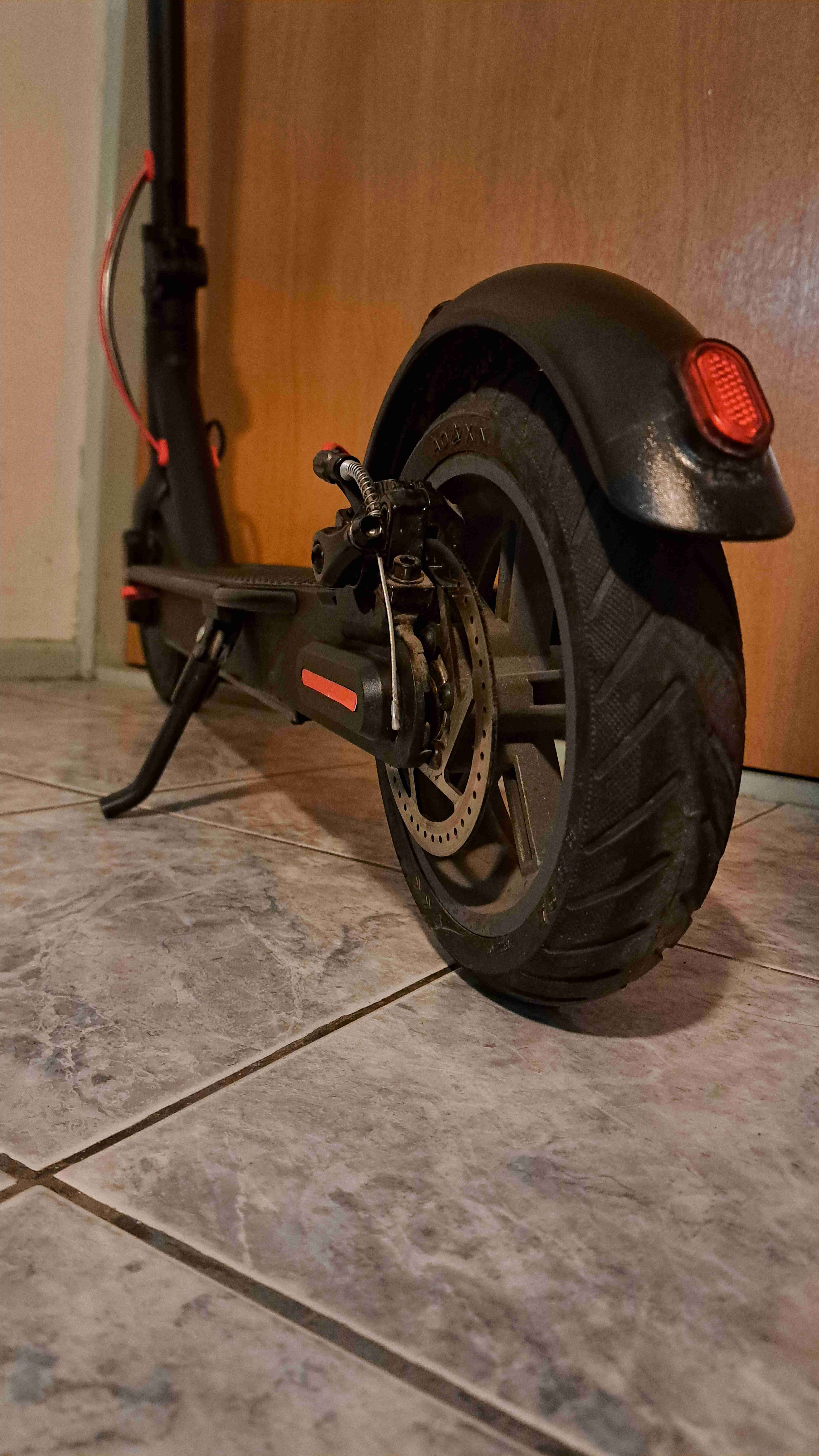 Scooter eléctrico negro y rojo - miniatura 2