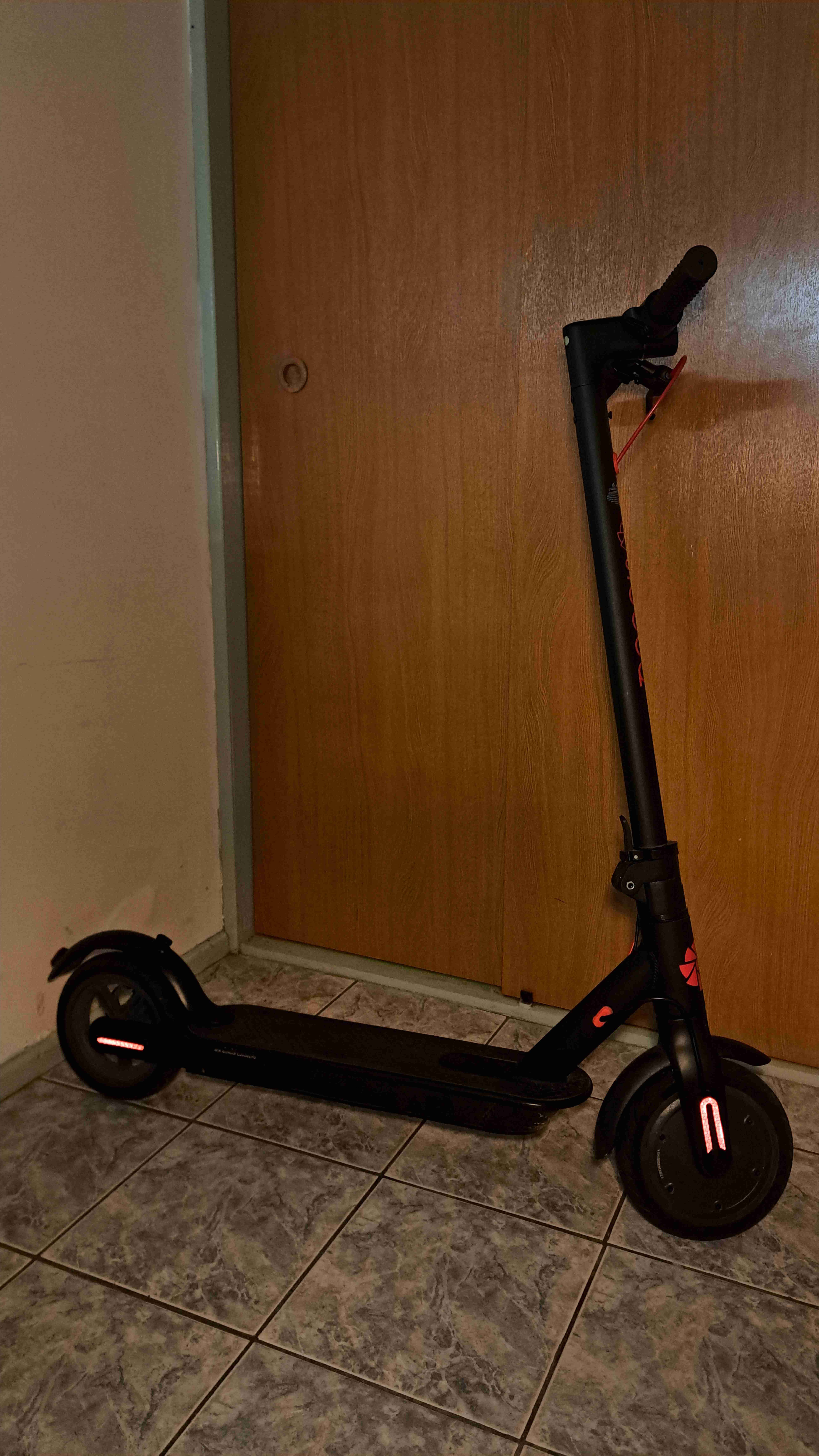 Scooter eléctrico negro y rojo - miniatura 4