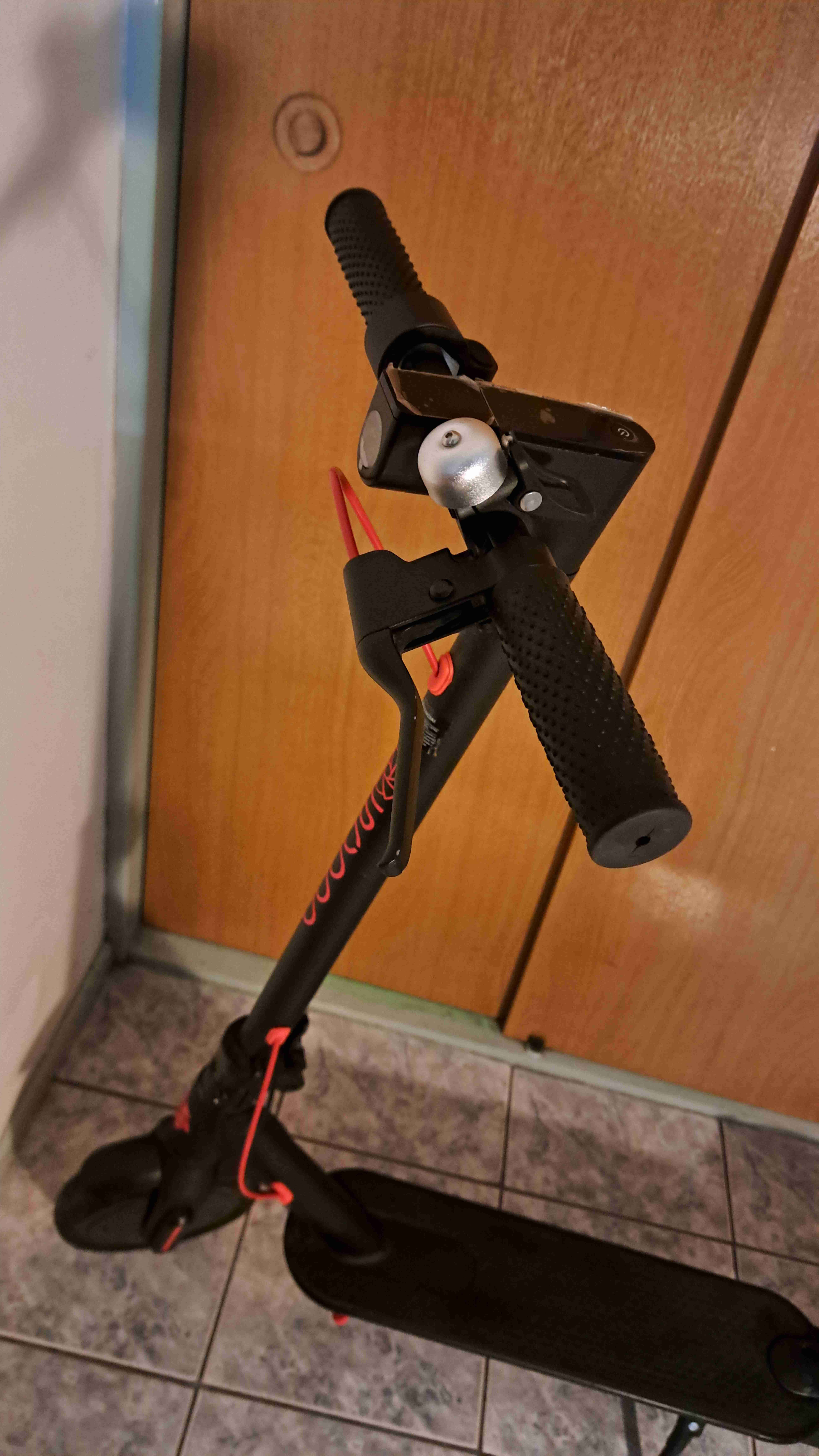 Scooter eléctrico negro y rojo - miniatura 5