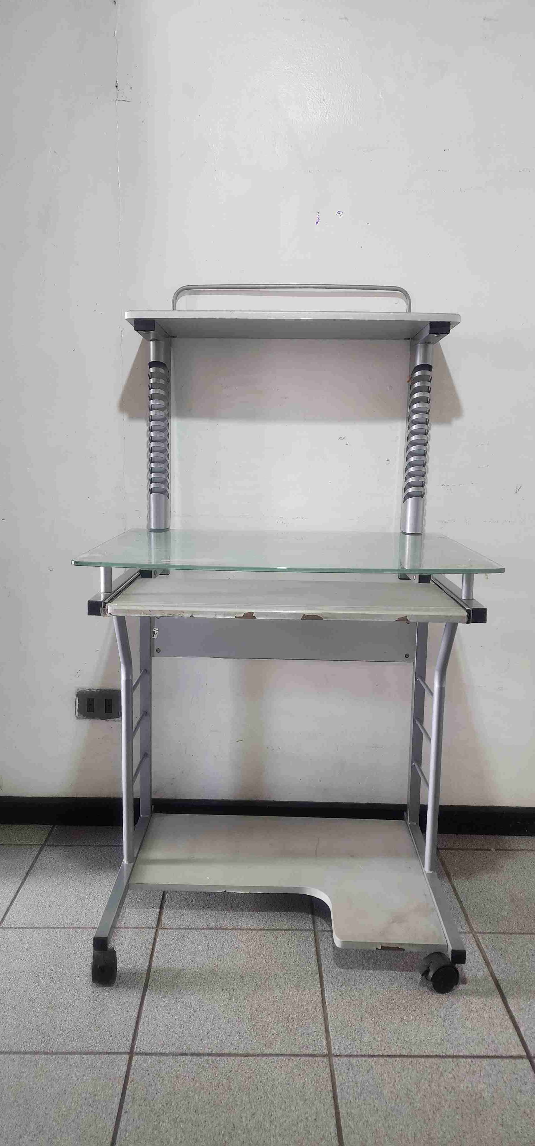 Escritorio de vidrio con ruedas - miniatura 1