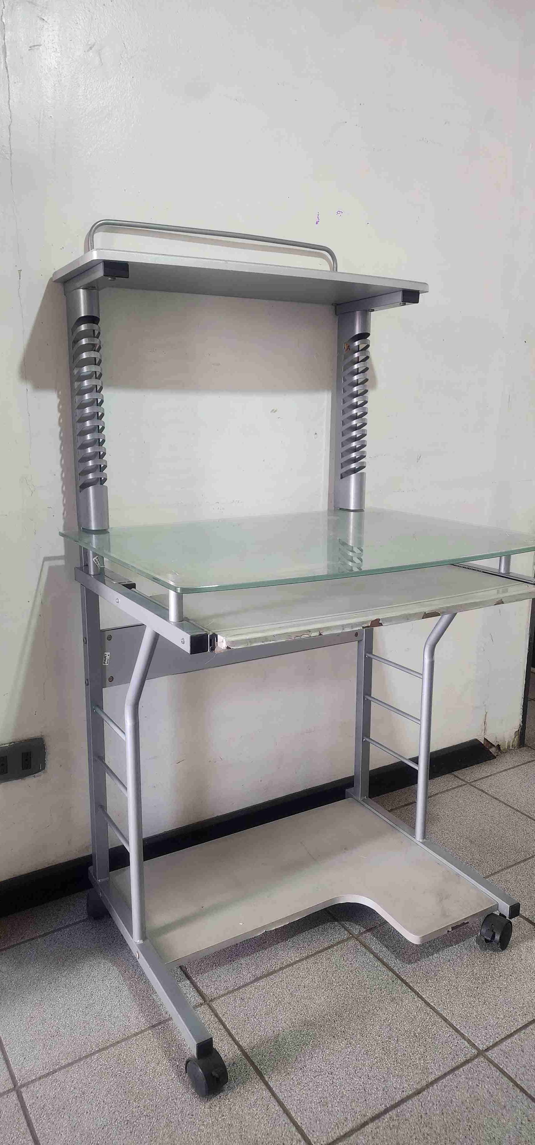 Escritorio de vidrio con ruedas - miniatura 2