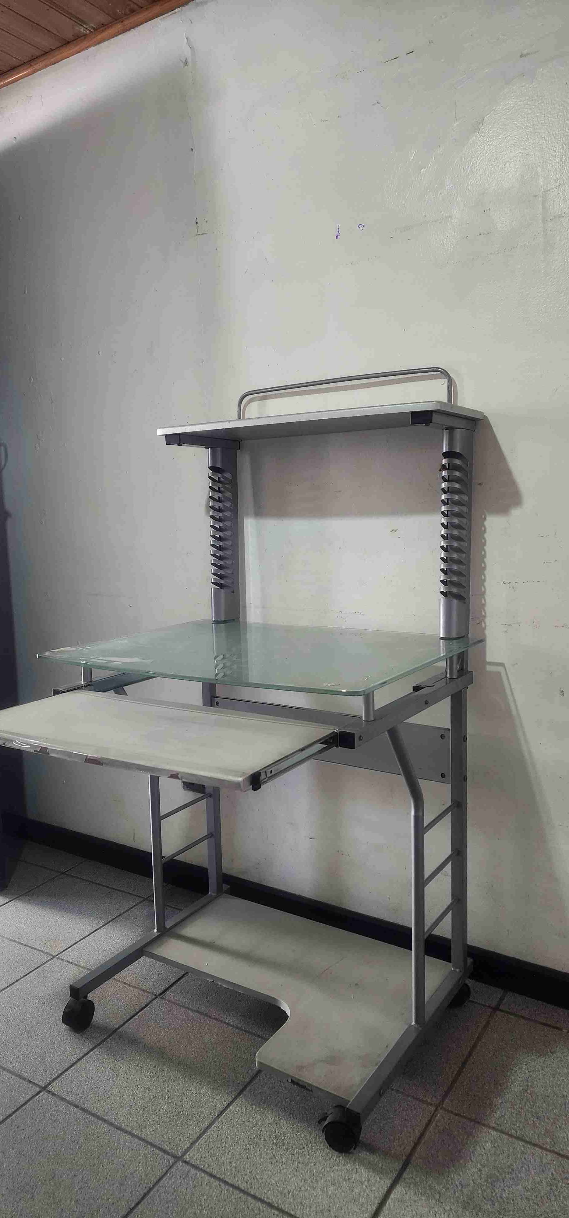 Escritorio de vidrio con ruedas - miniatura 3