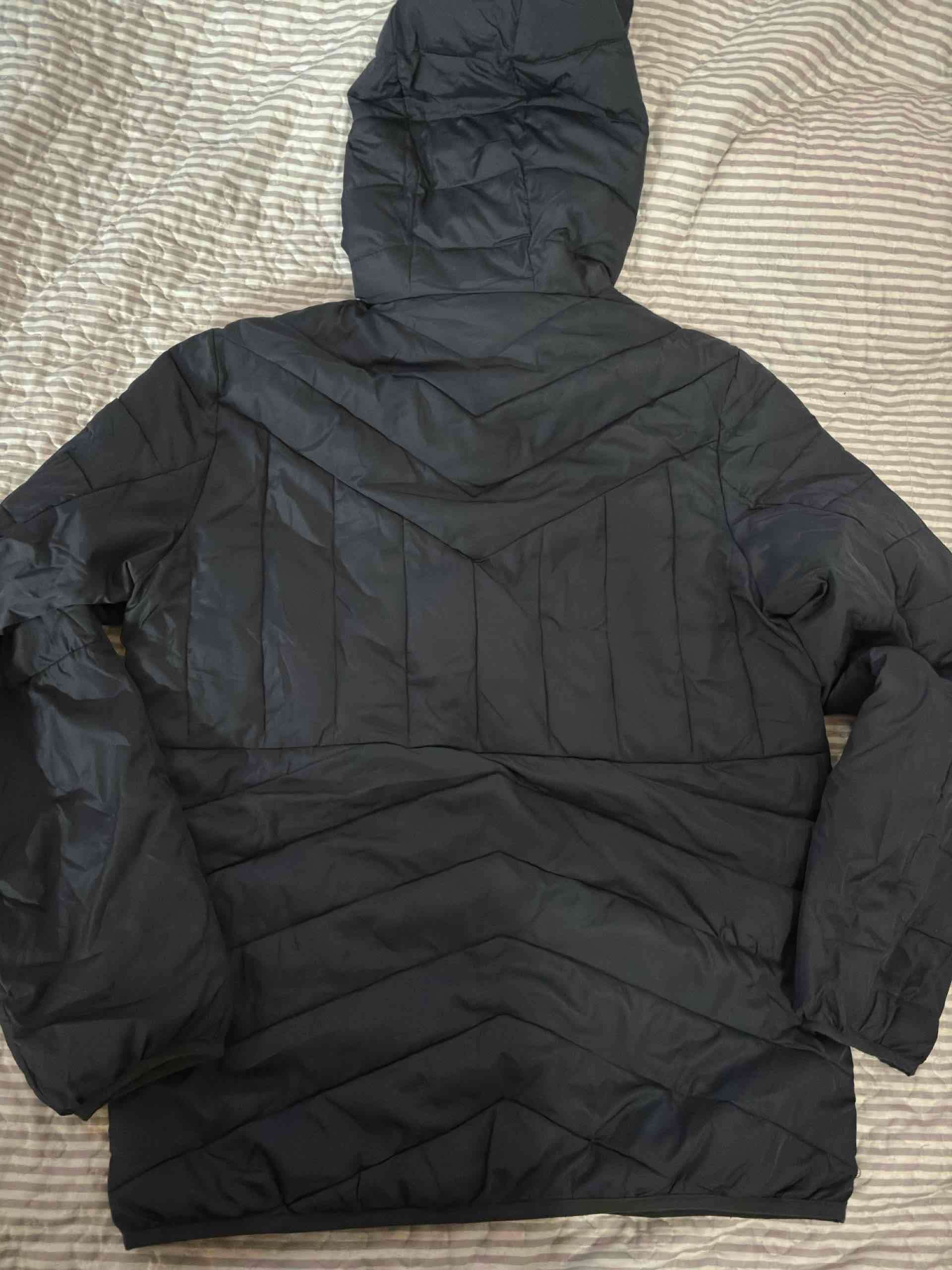 Chaqueta negra acolchada con gorro Karl Lagerfeld - miniatura 2