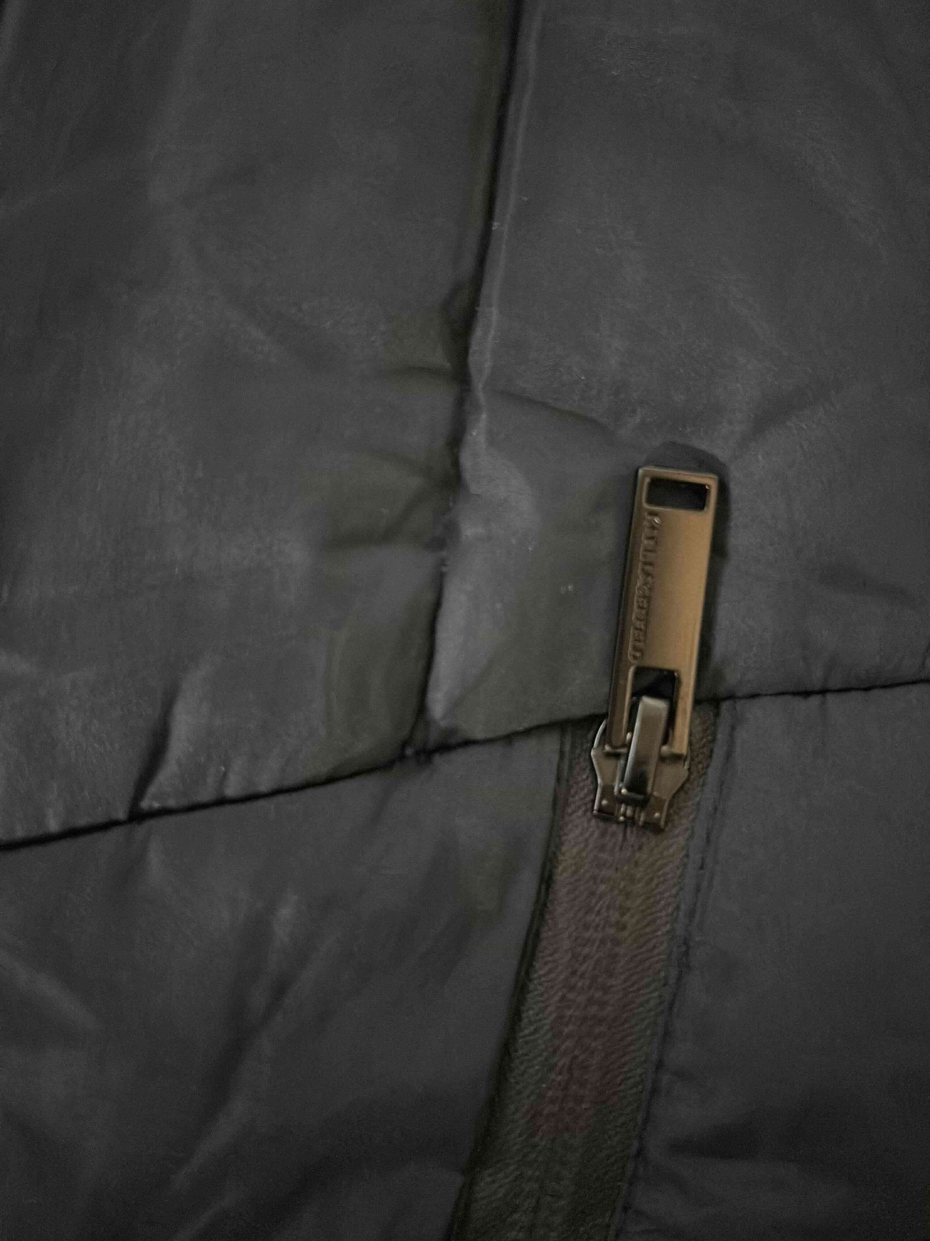 Chaqueta negra acolchada con gorro Karl Lagerfeld - miniatura 3