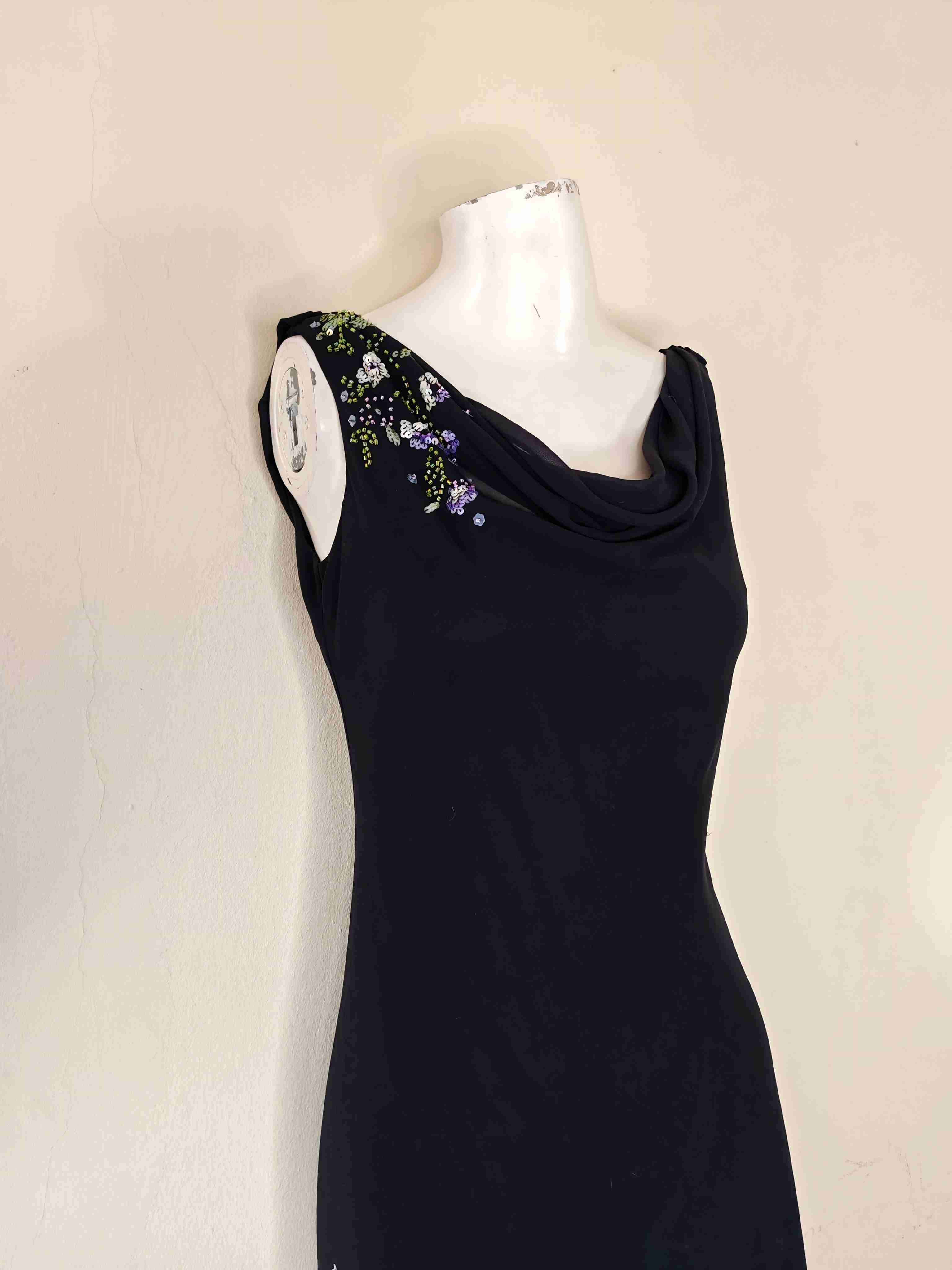 Vestido negro con bordados - miniatura 2