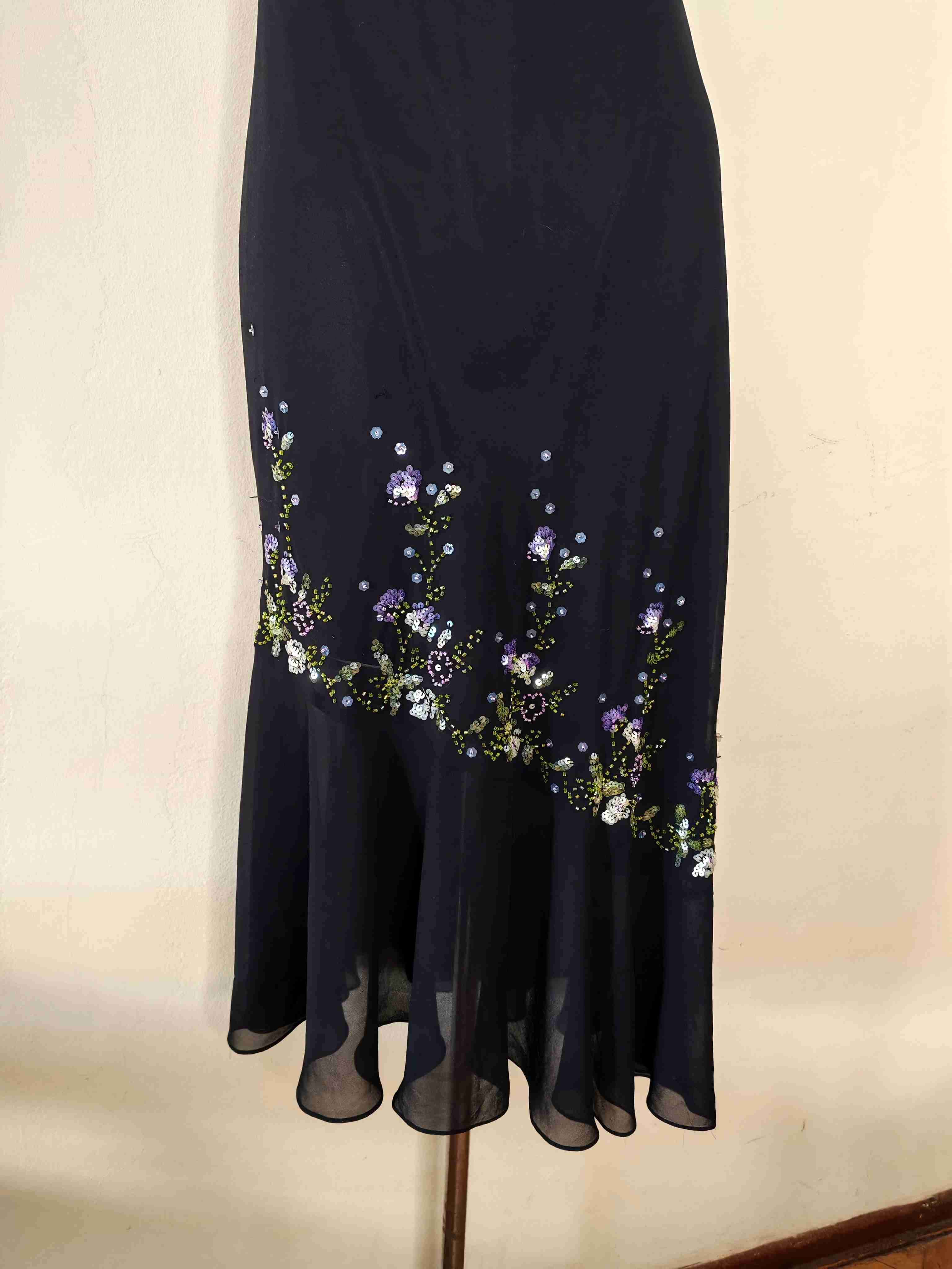 Vestido negro con bordados - miniatura 3