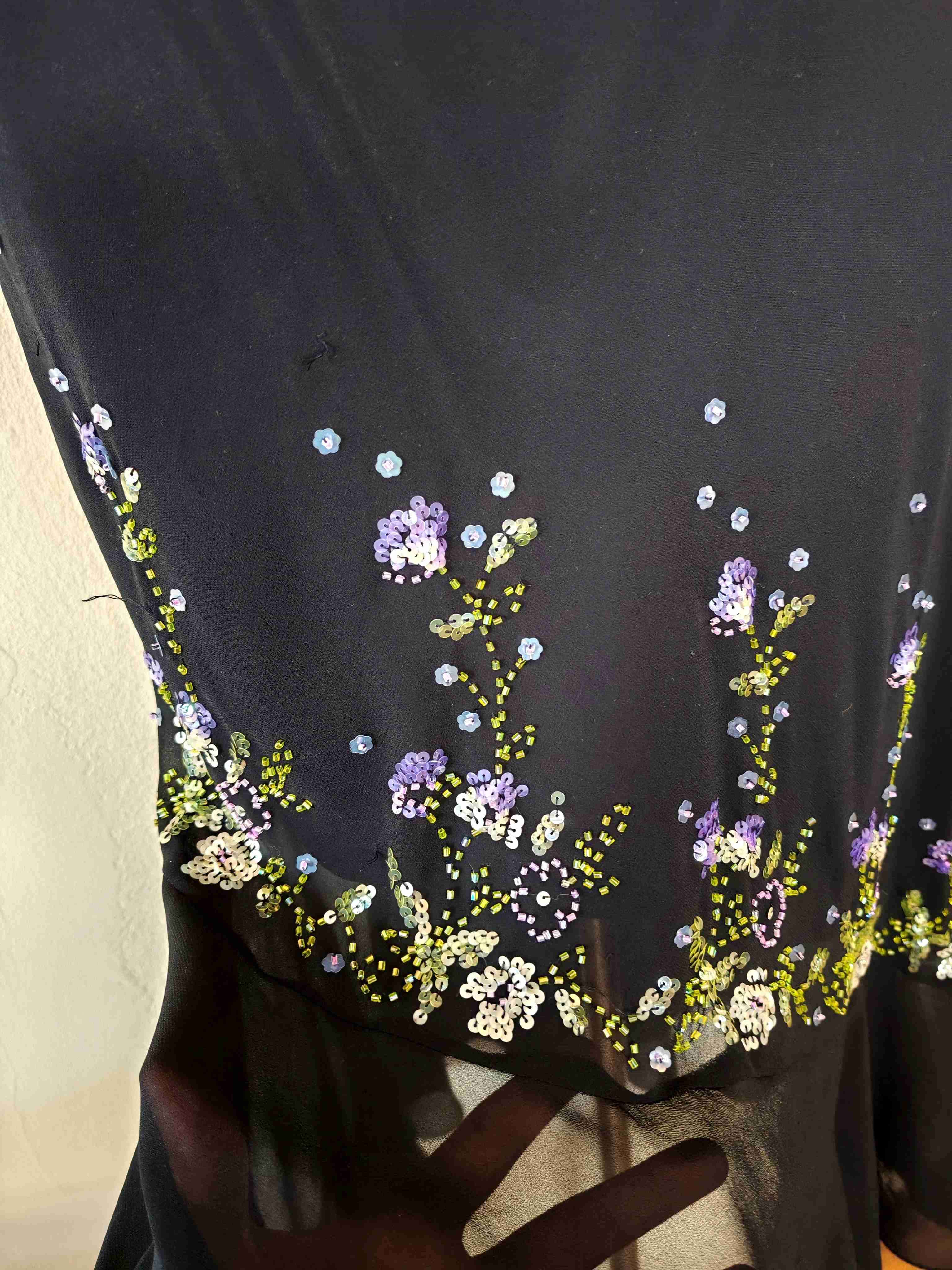 Vestido negro con bordados - miniatura 4