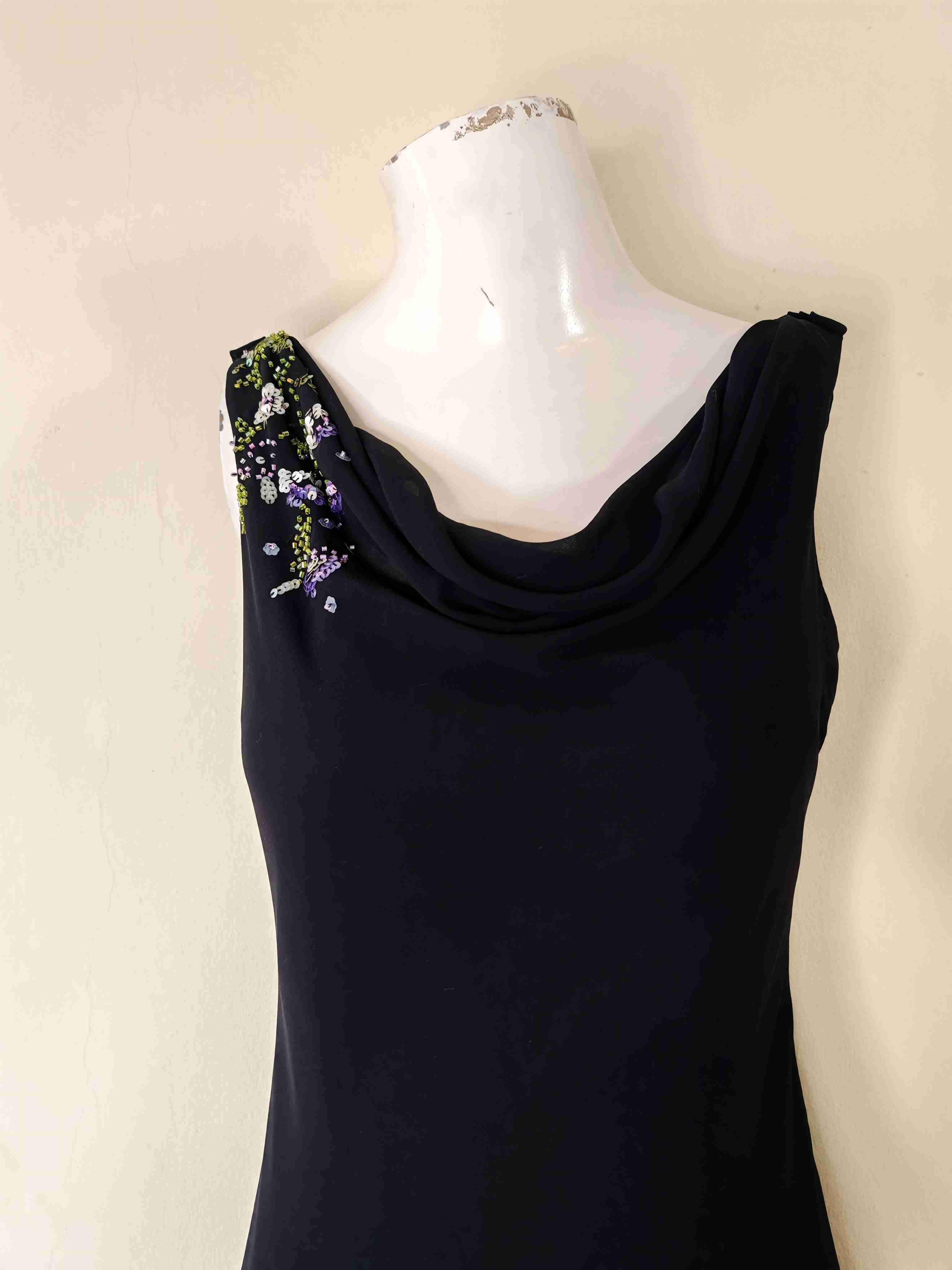 Vestido negro con bordados - miniatura 5