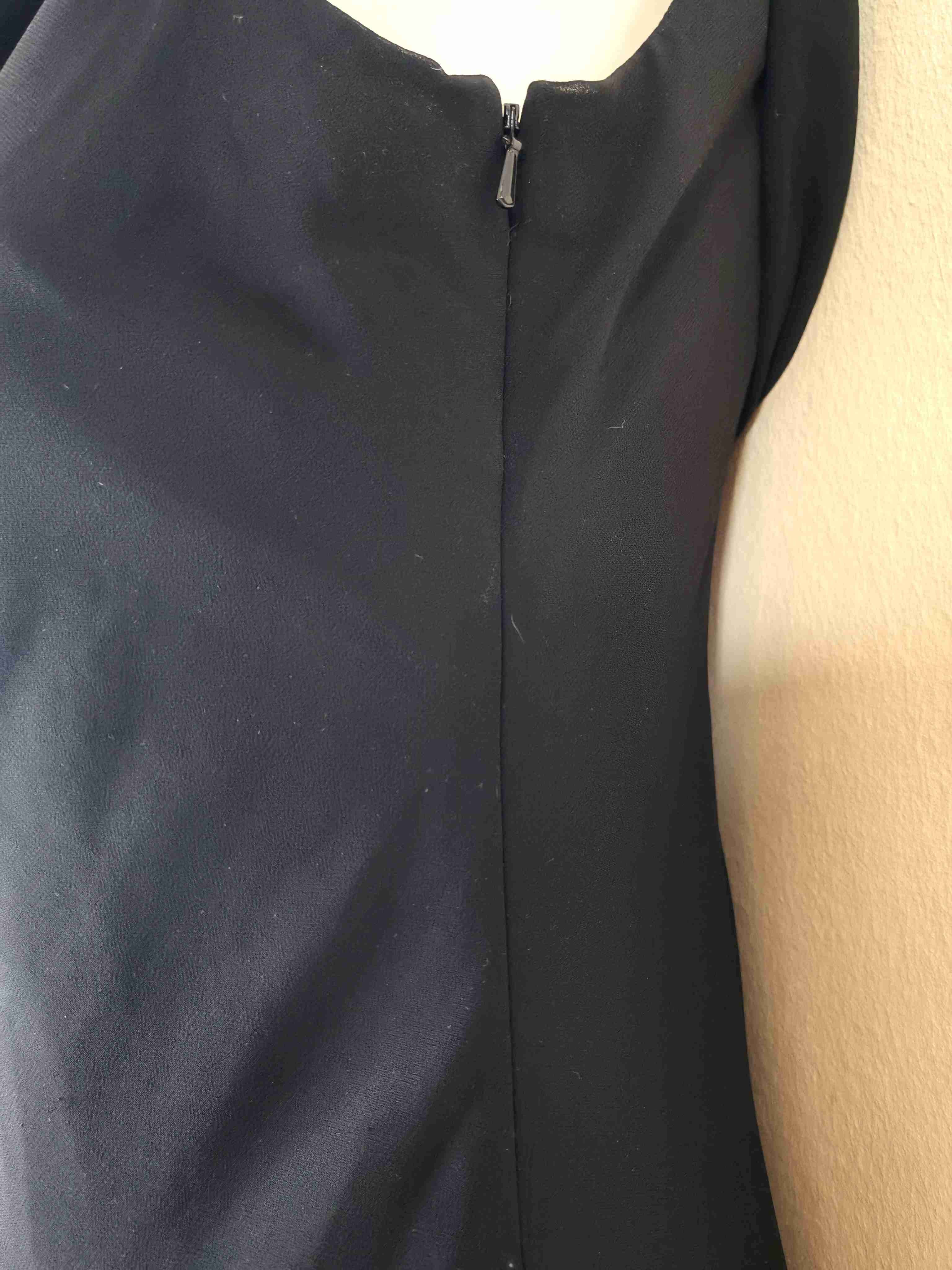 Vestido negro con bordados - miniatura 6