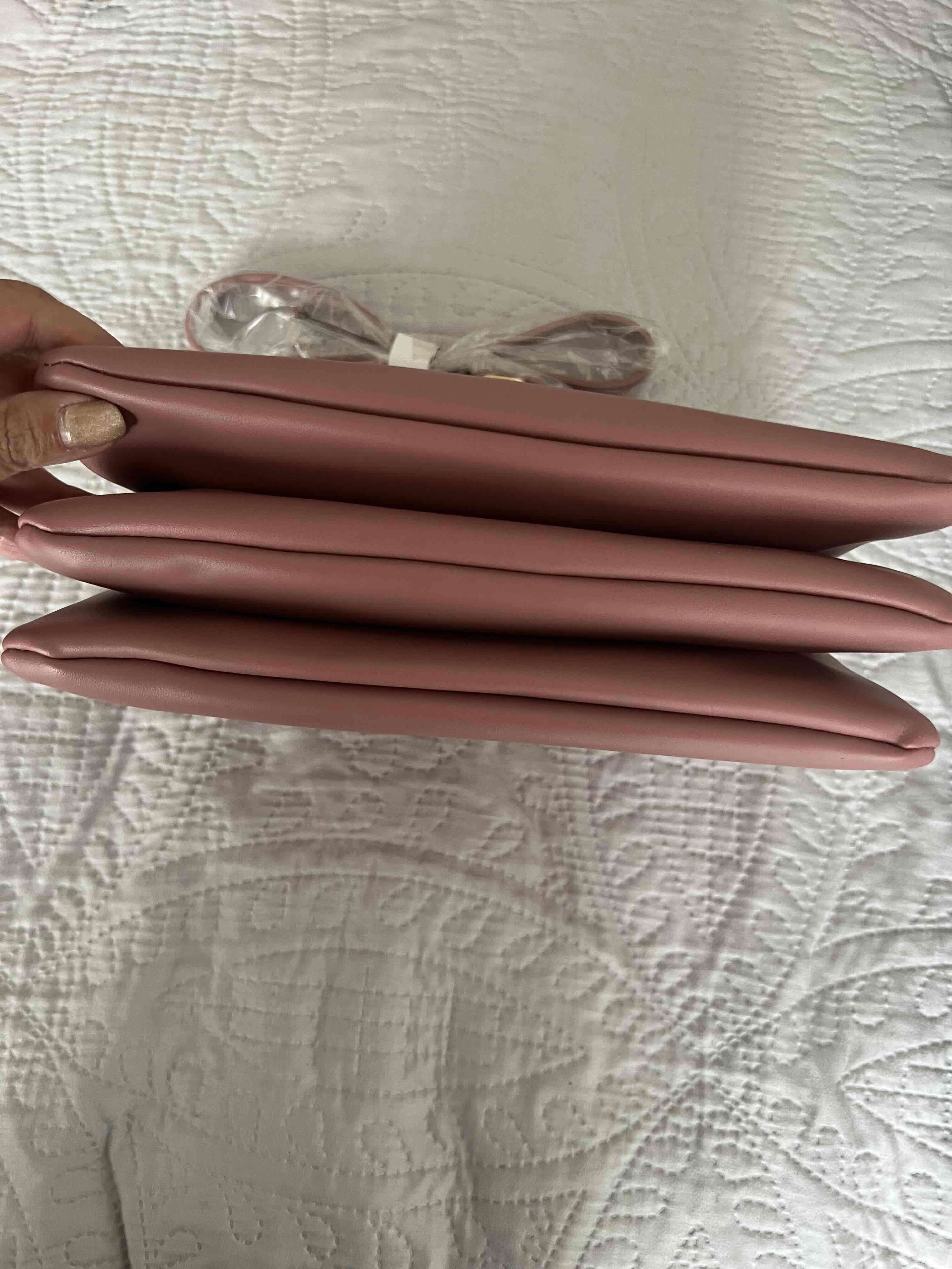 Cartera rosada con cadena dorada - miniatura 2