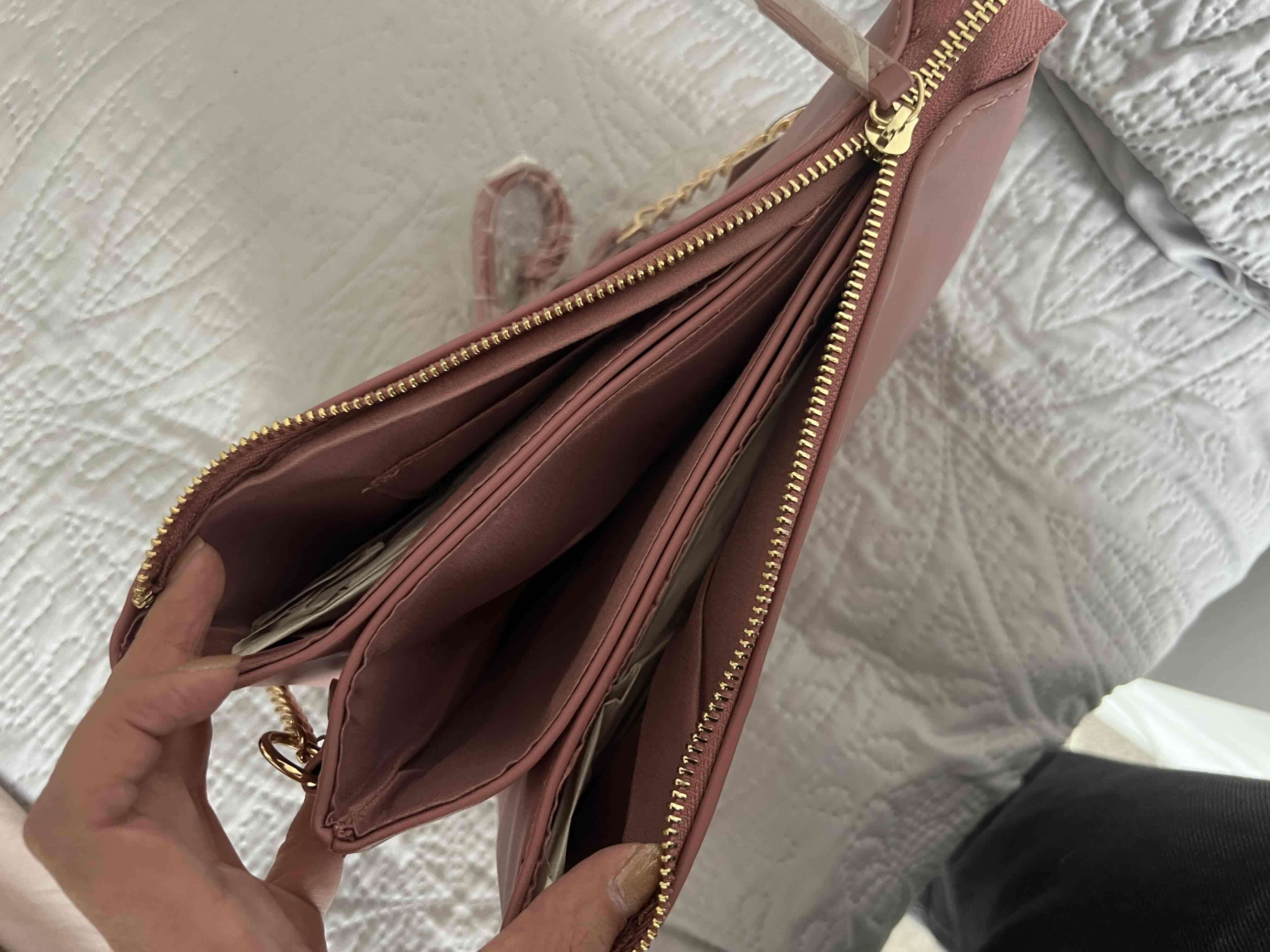 Cartera rosada con cadena dorada - miniatura 3