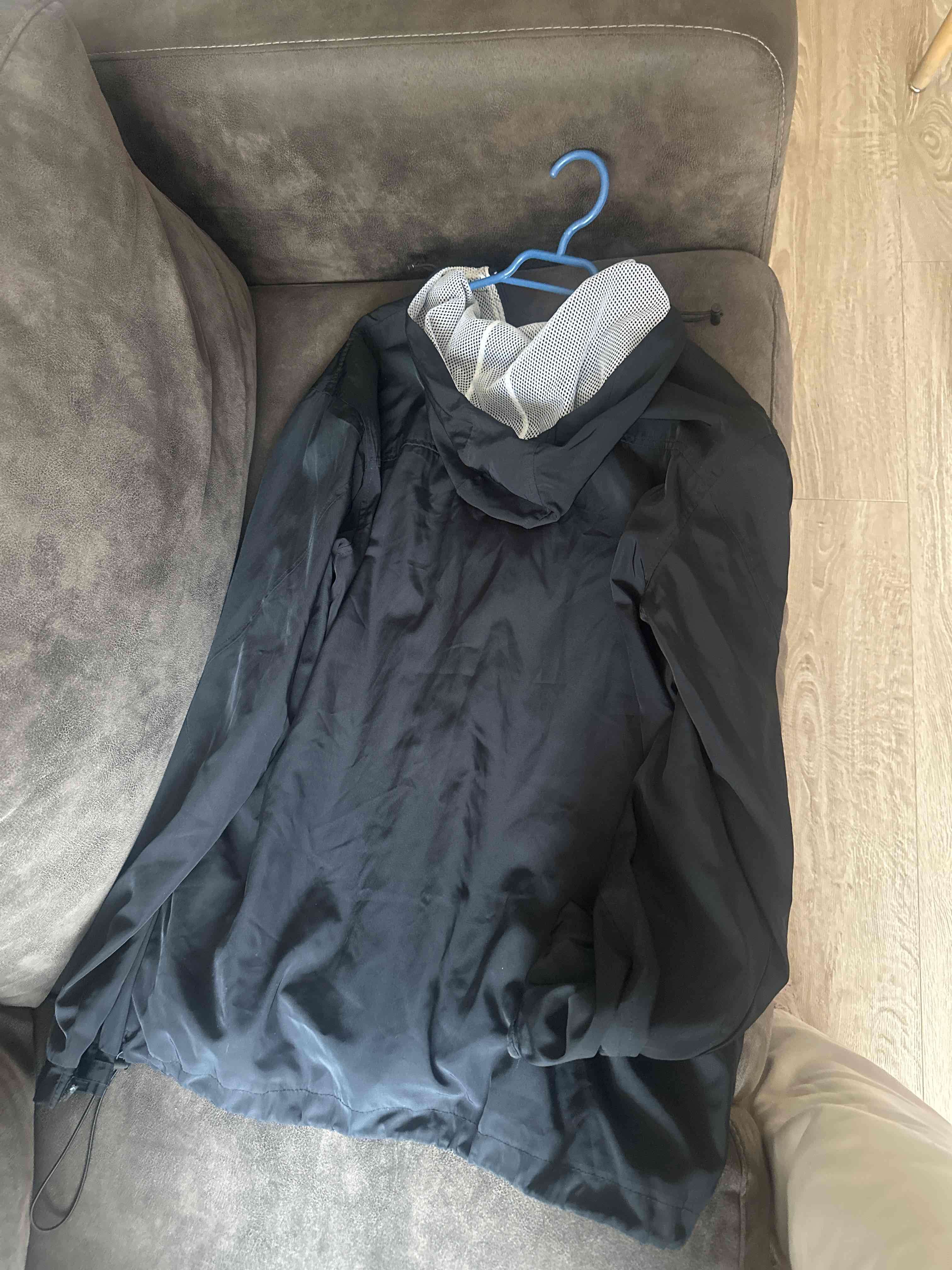 Chaqueta negra con capucha - miniatura 2