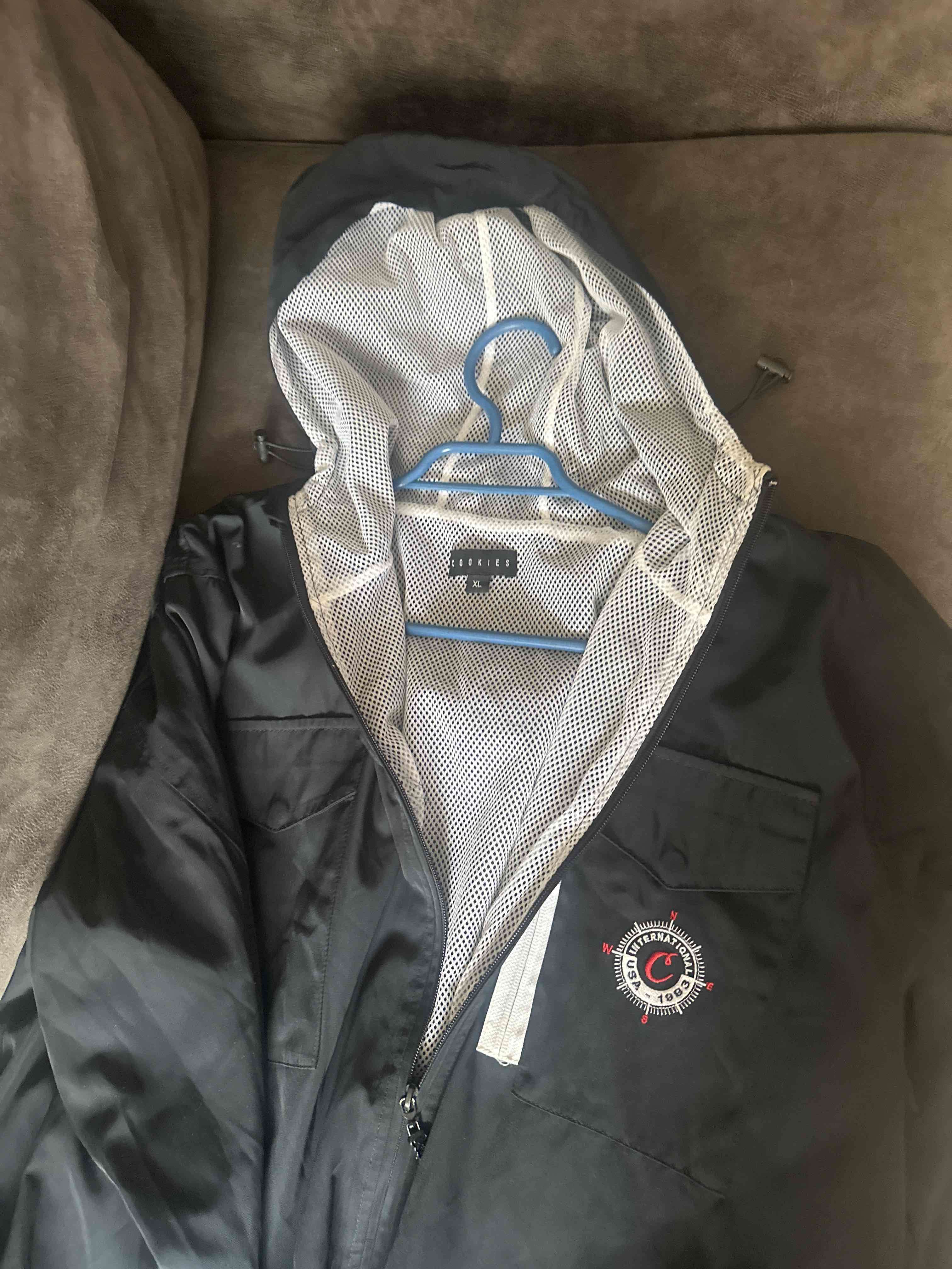 Chaqueta negra con capucha - miniatura 3