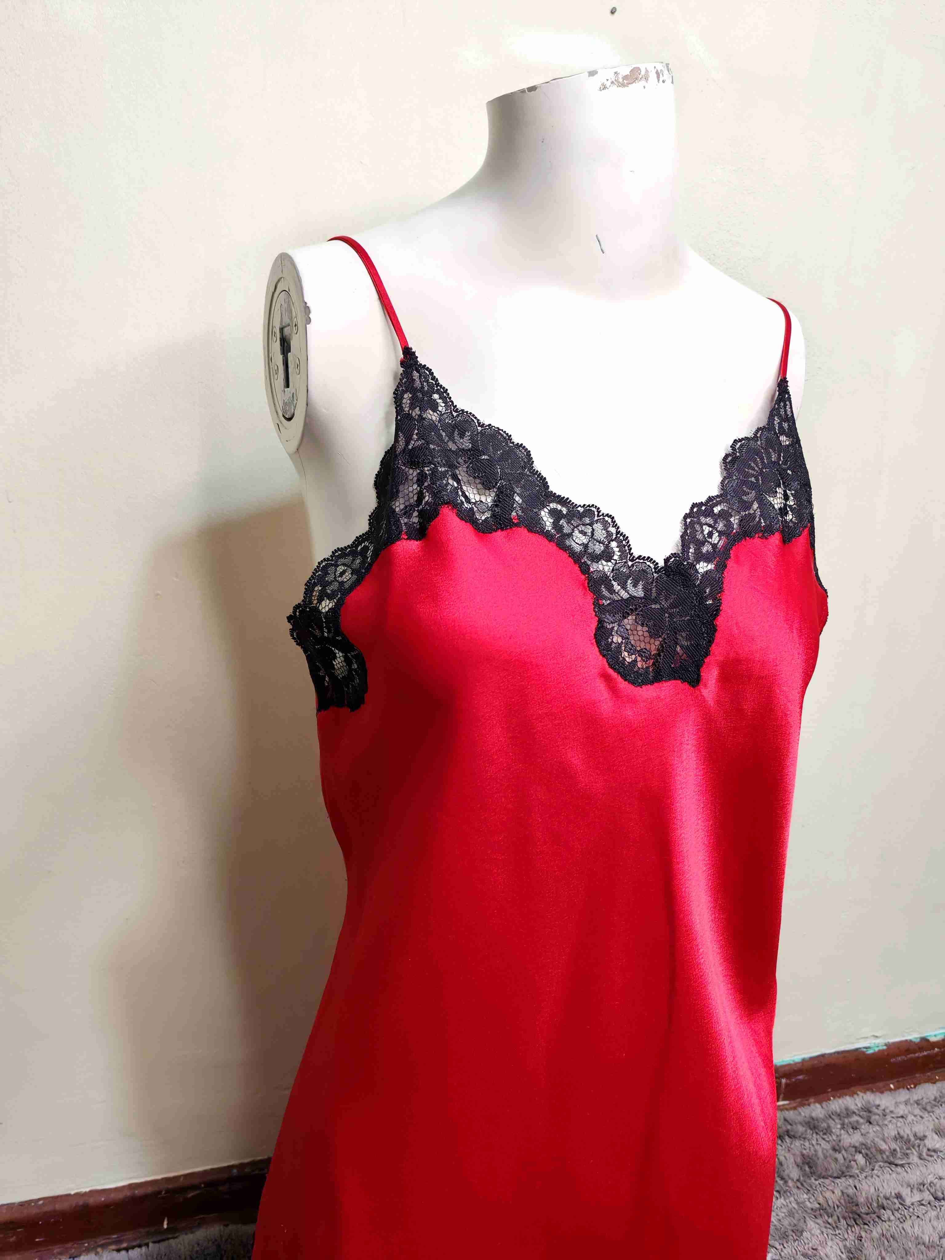Camisón rojo con encaje negro - miniatura 2