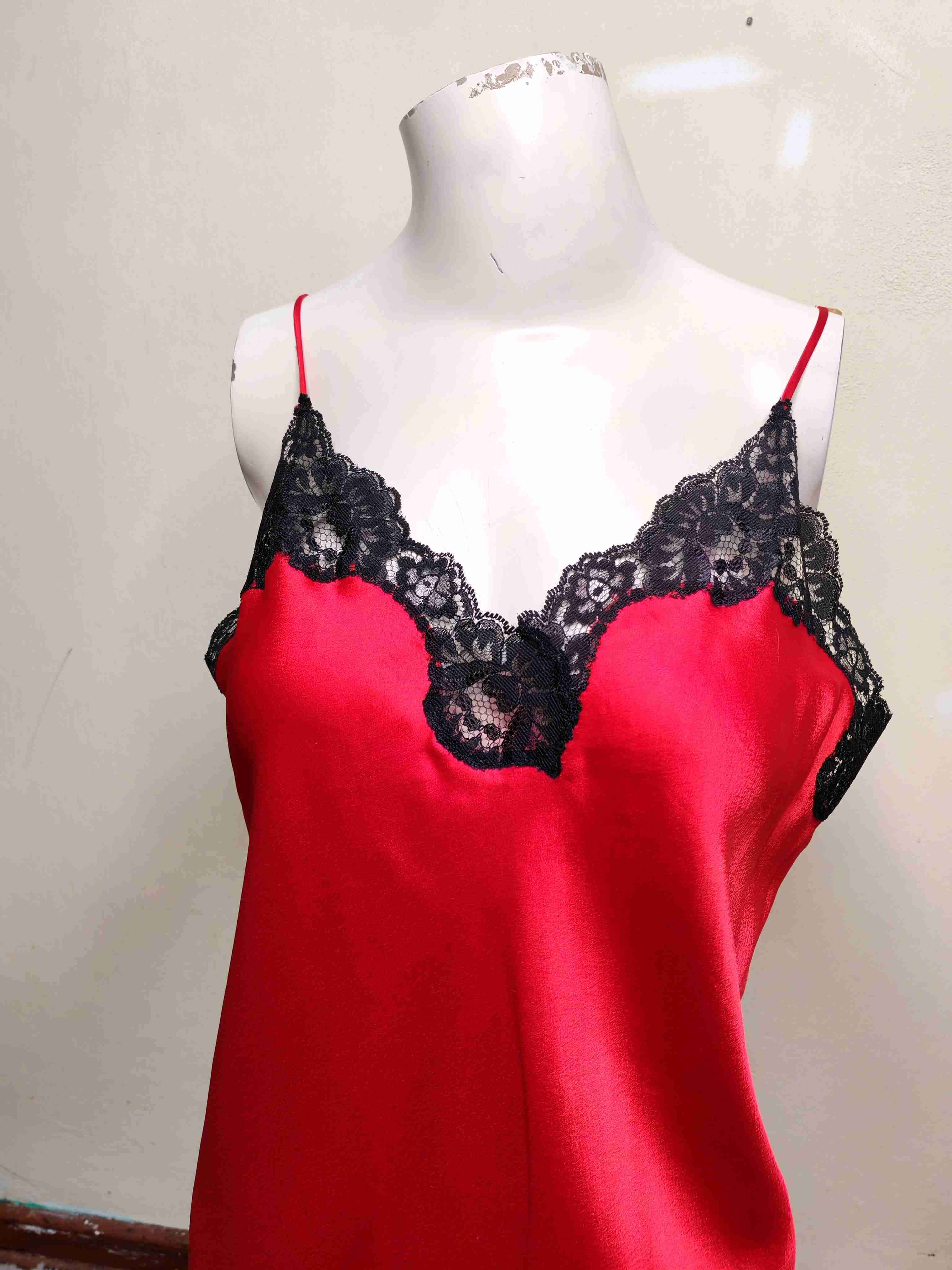 Camisón rojo con encaje negro - miniatura 3