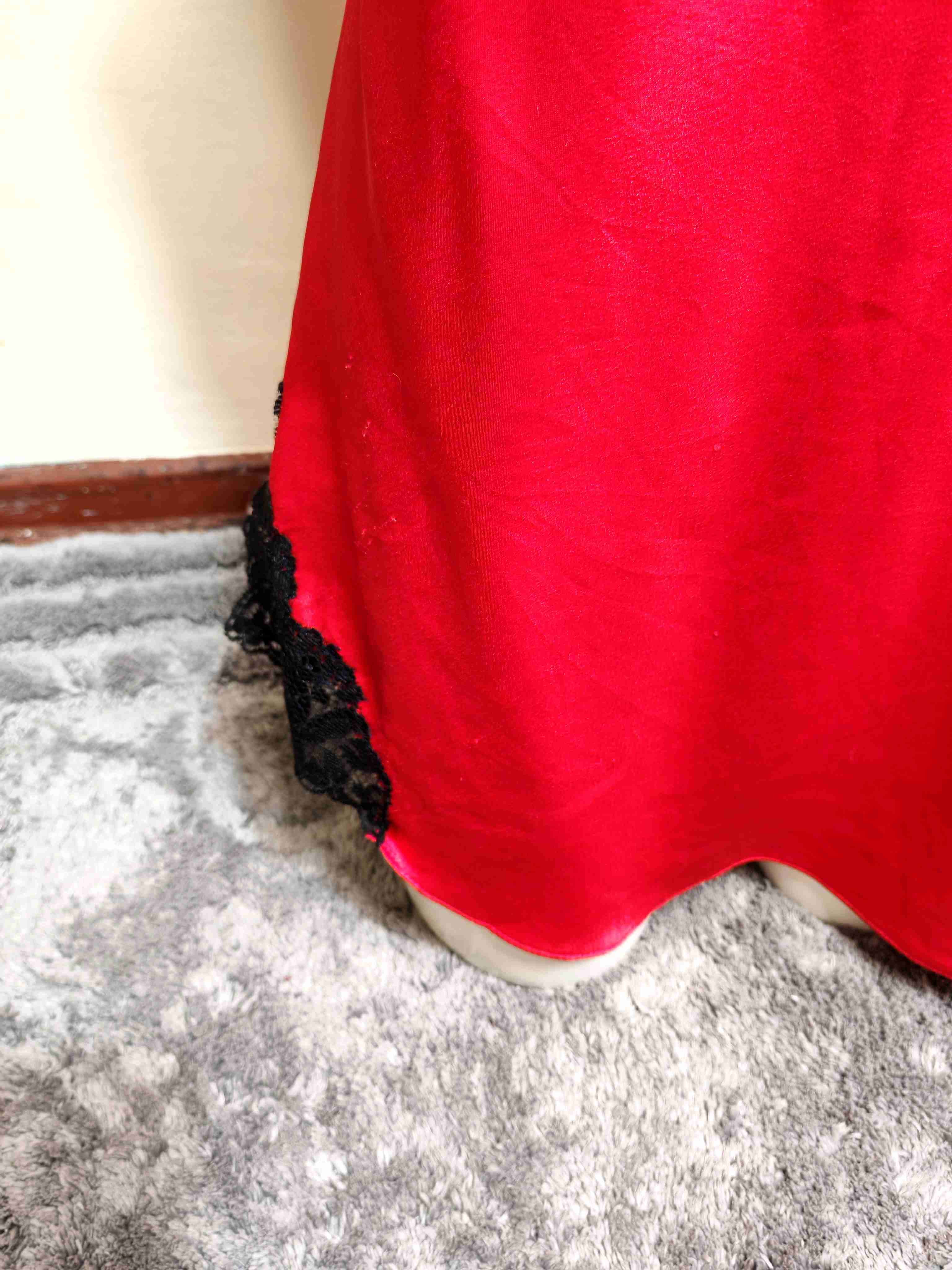 Camisón rojo con encaje negro - miniatura 5