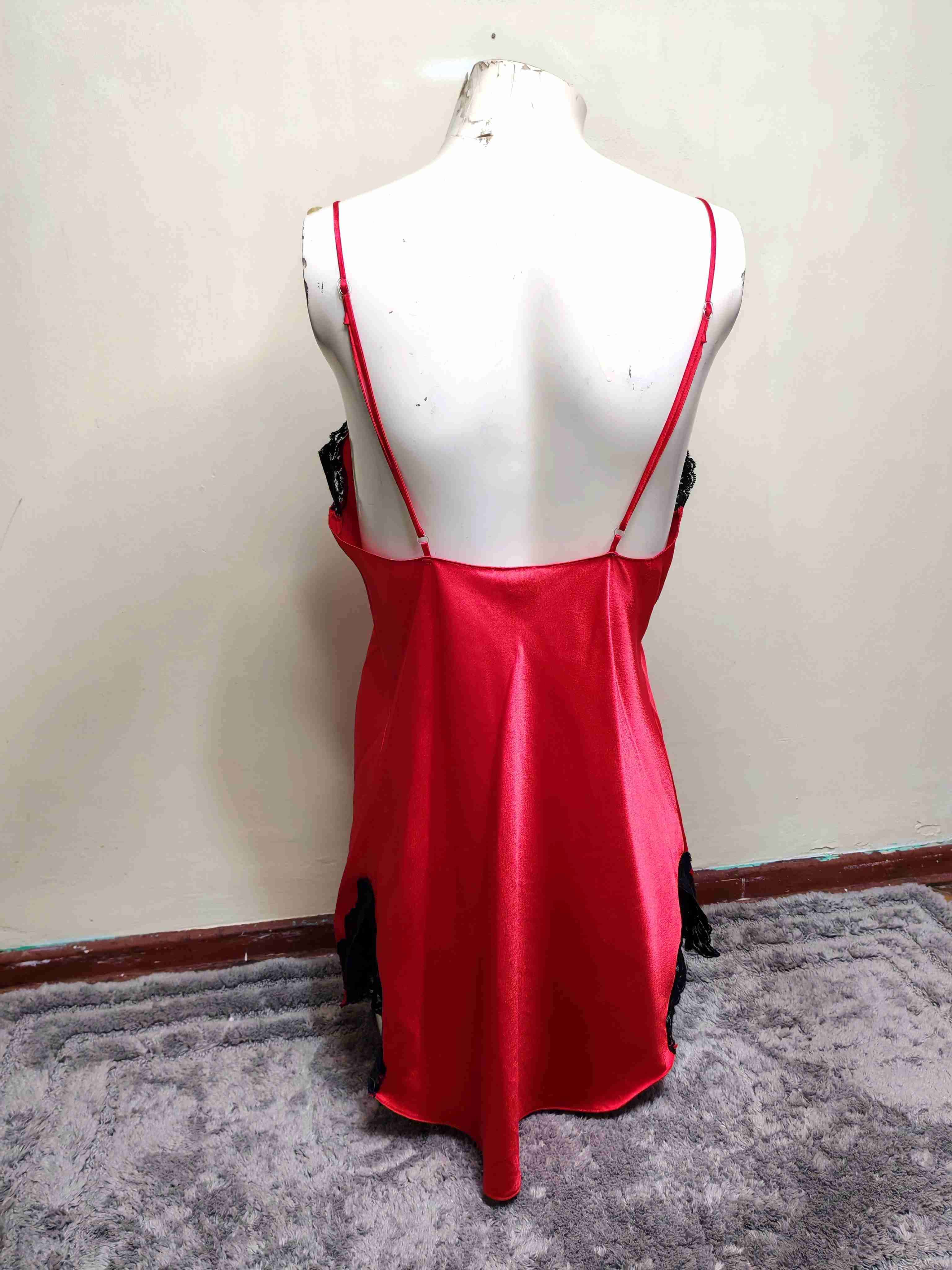 Camisón rojo con encaje negro - miniatura 6