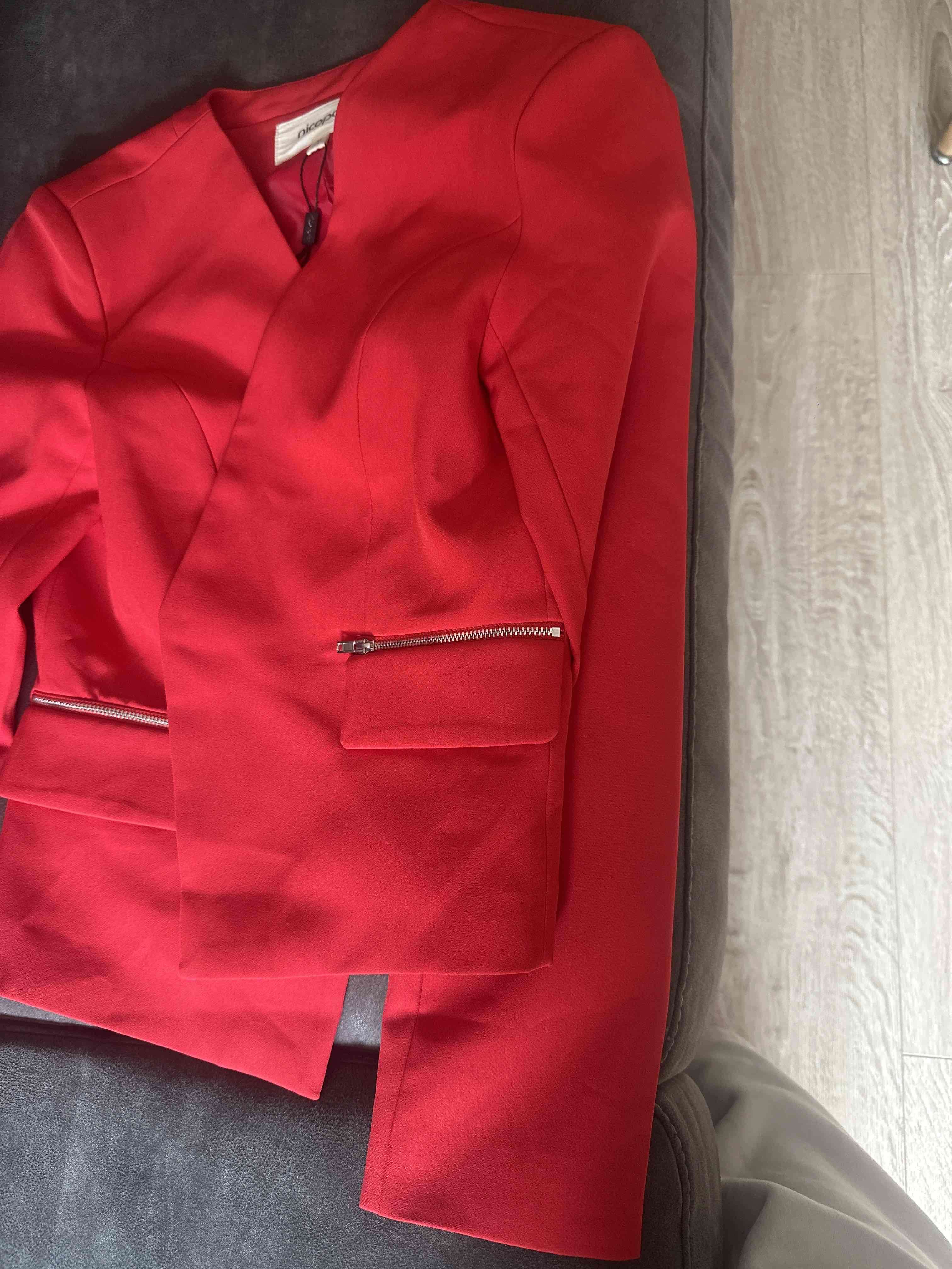 Chaqueta roja elegante - miniatura 2