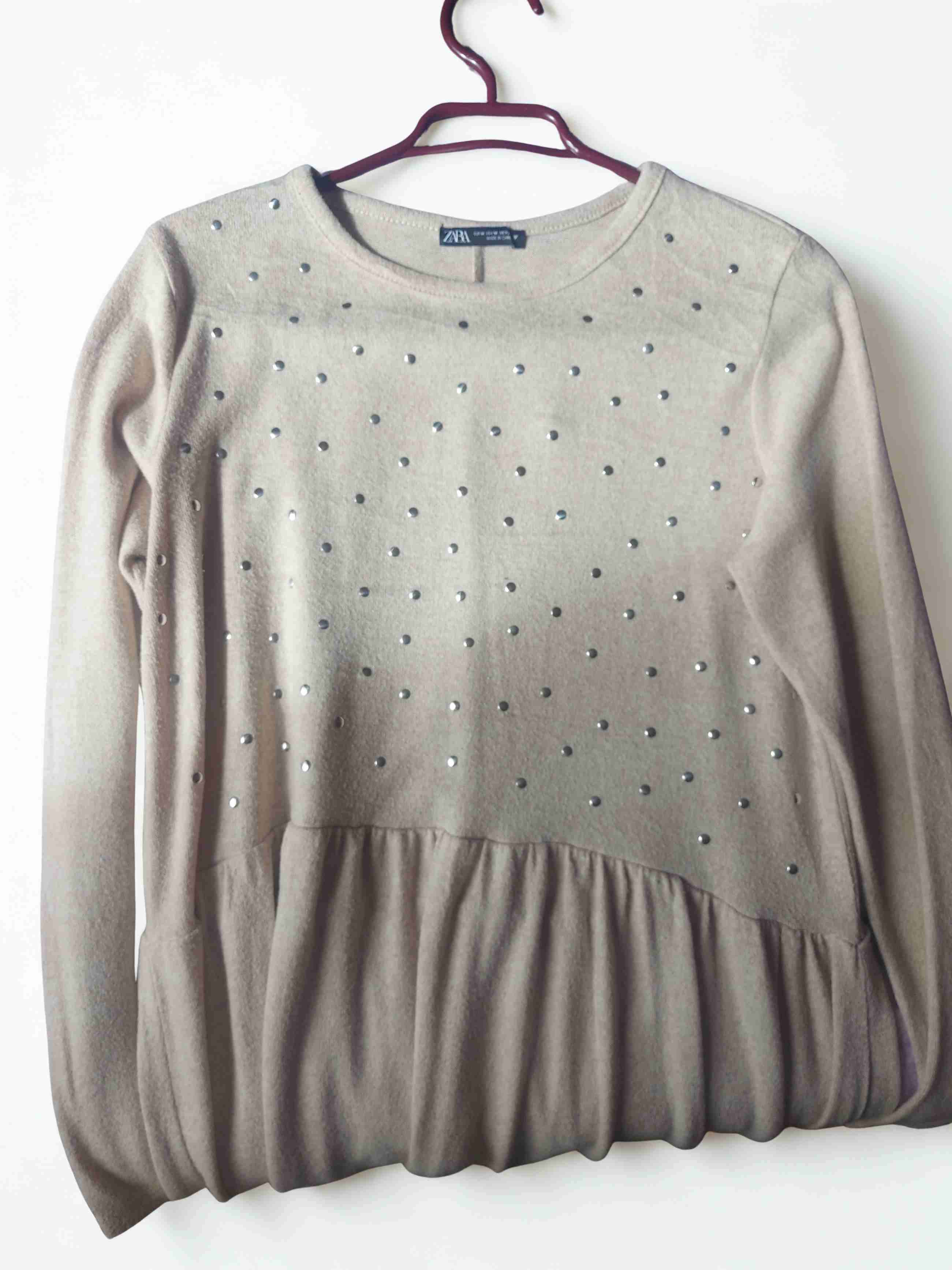 ZARA!! Vestido beige con tachuelas plateadas. - miniatura 3