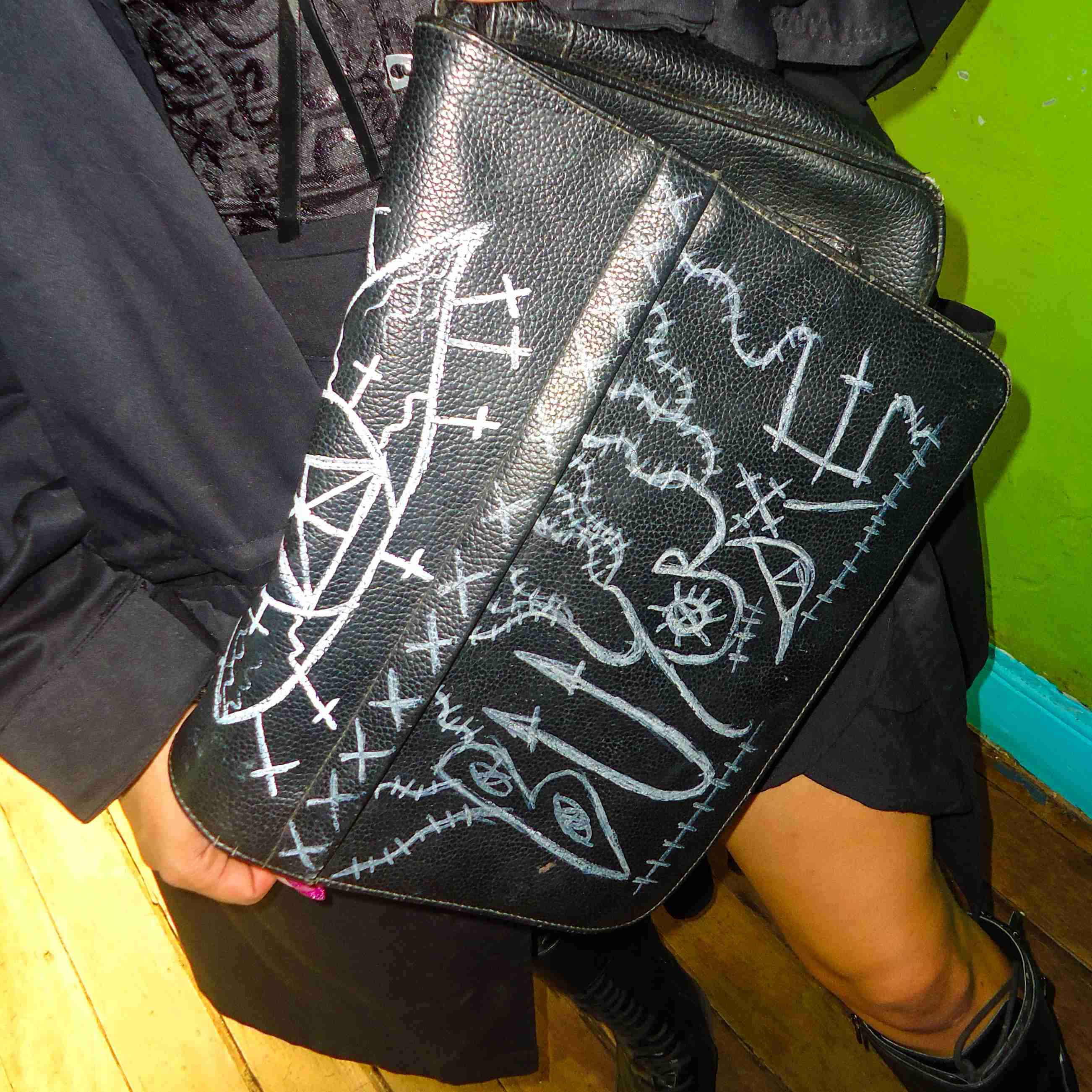 Cartera negra con diseño gráfico - miniatura 2