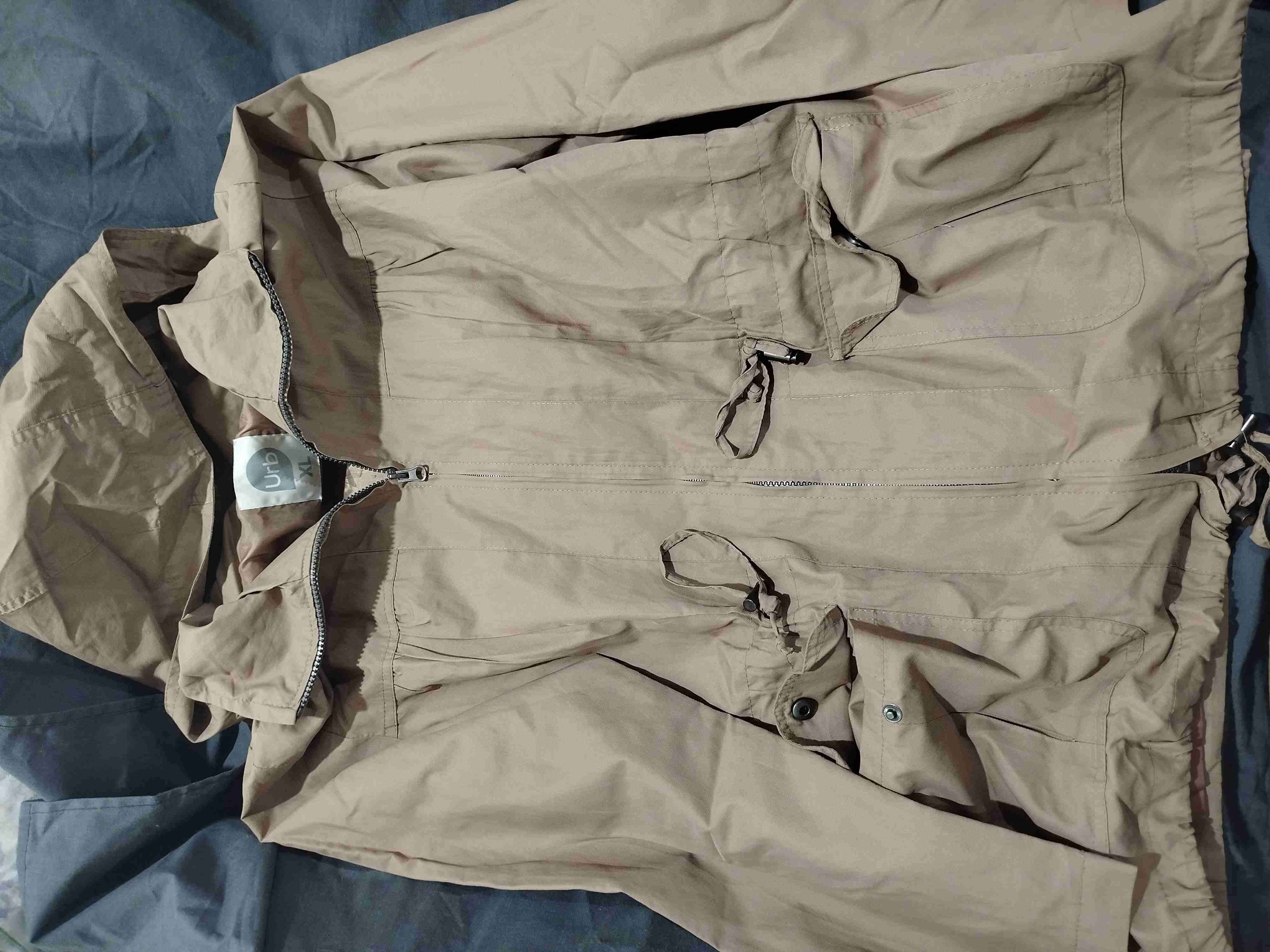 Cortavientos beige con capucha - miniatura 2