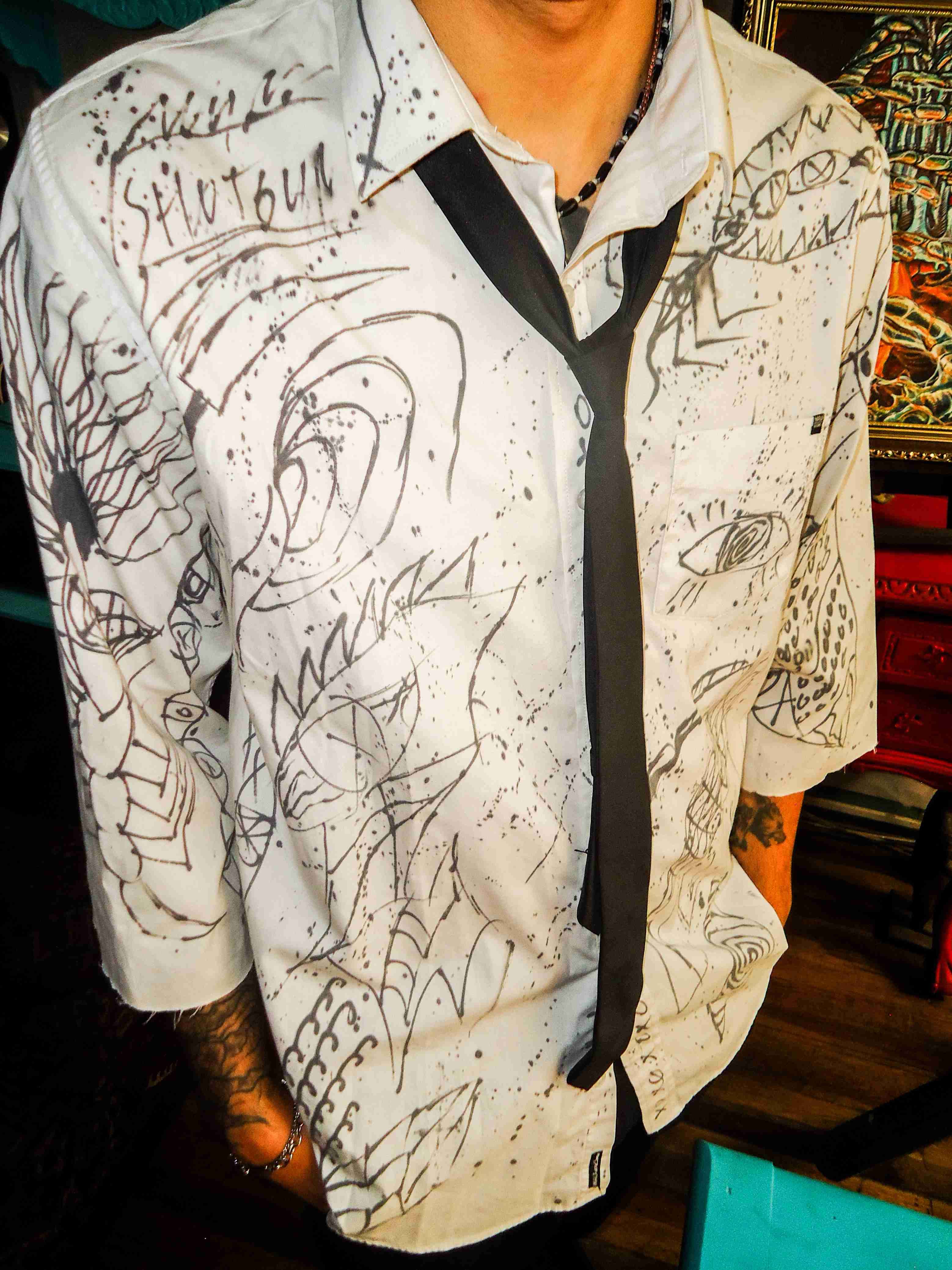 Camisa blanca con diseño artístico - miniatura 2