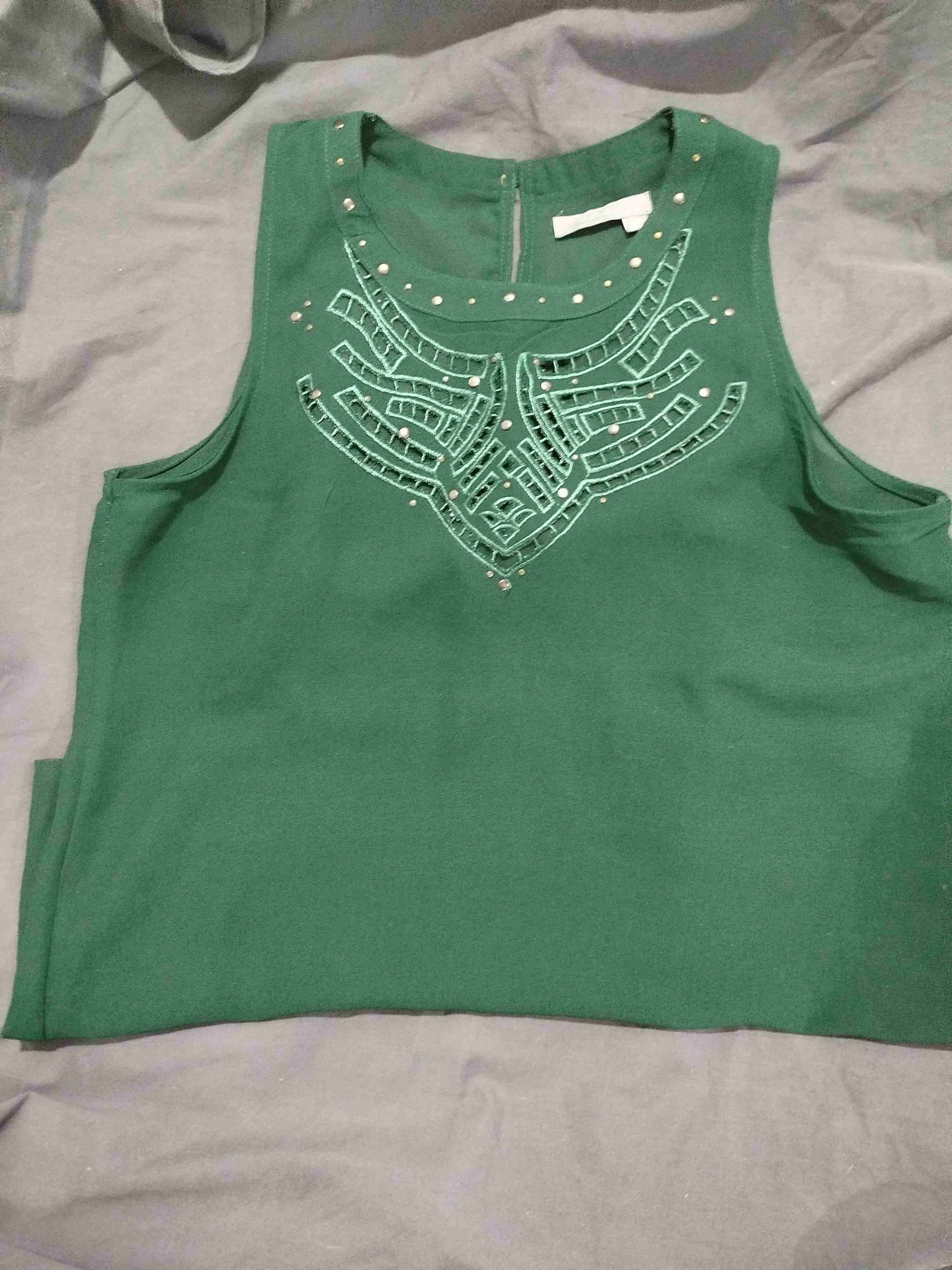 Polera verde con apliques - miniatura 2