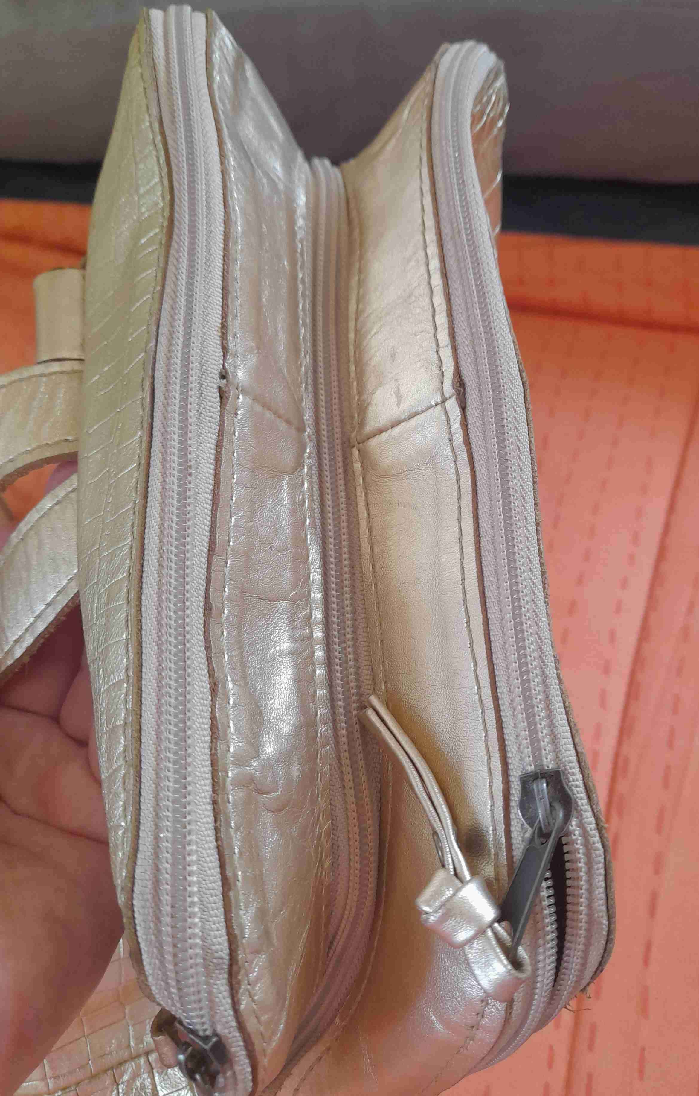 Mochila de cuero dorada - miniatura 3