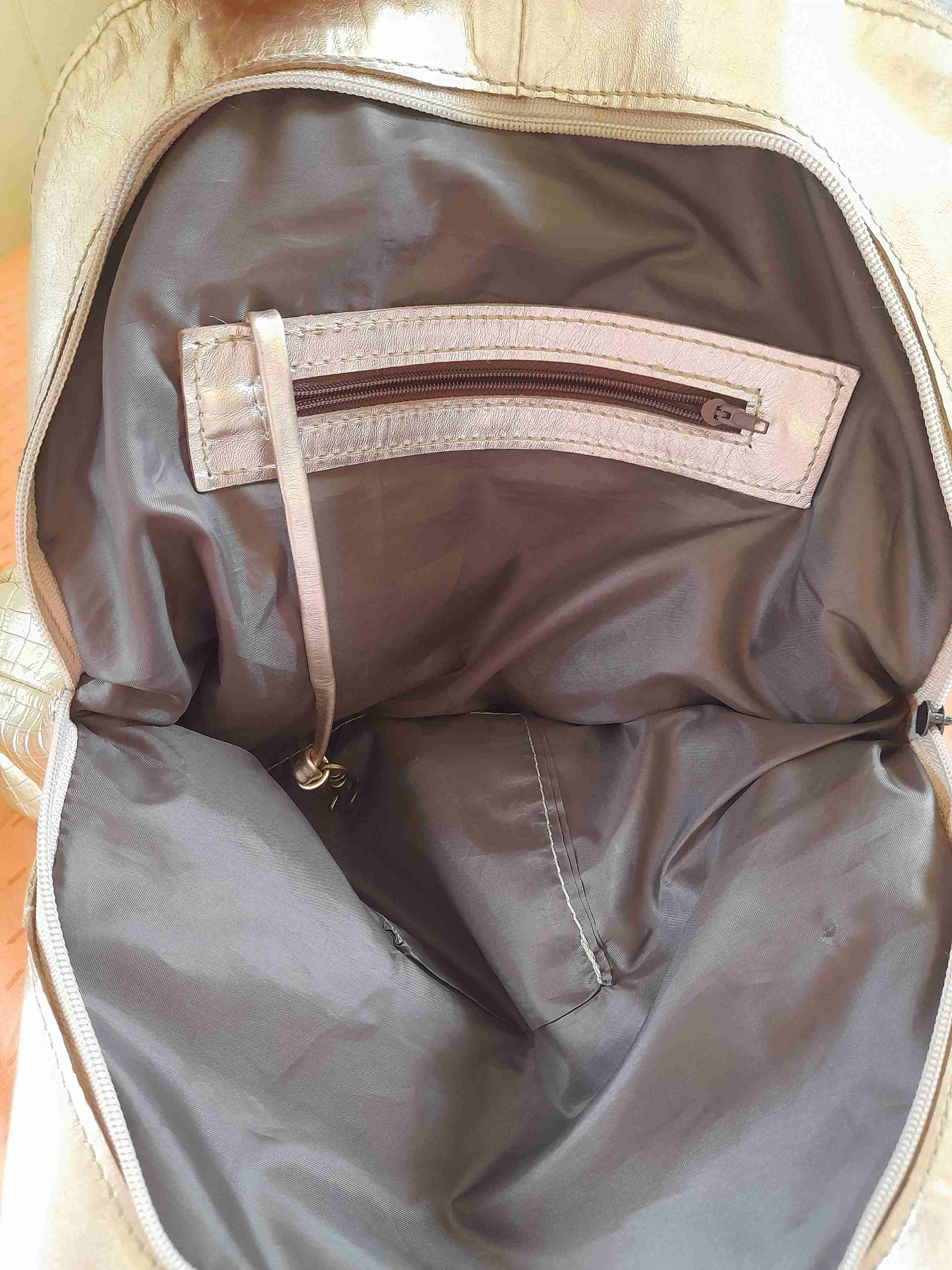 Mochila de cuero dorada - miniatura 4