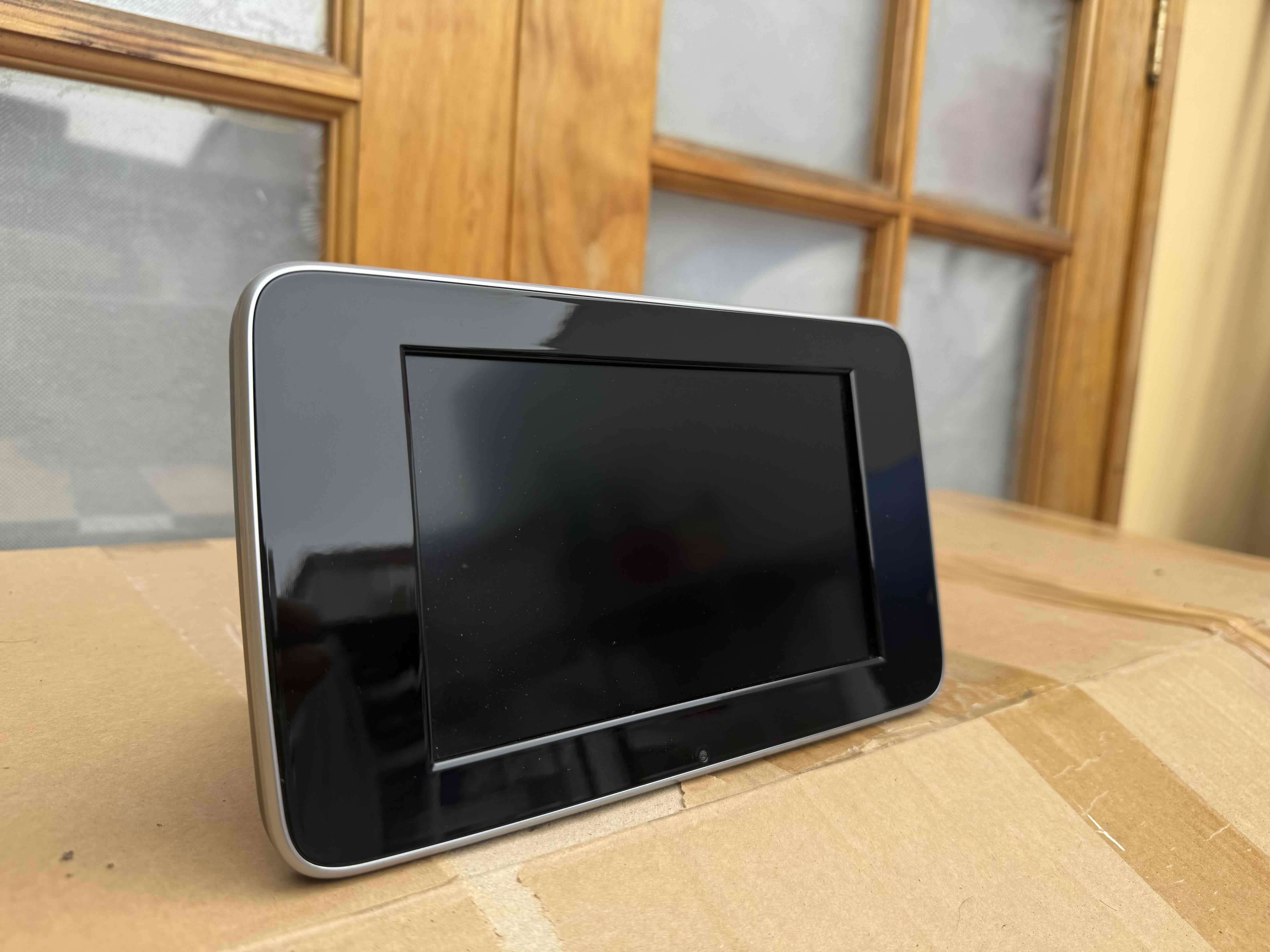 Pantalla multimedia digital Mercedes Benz - miniatura 1