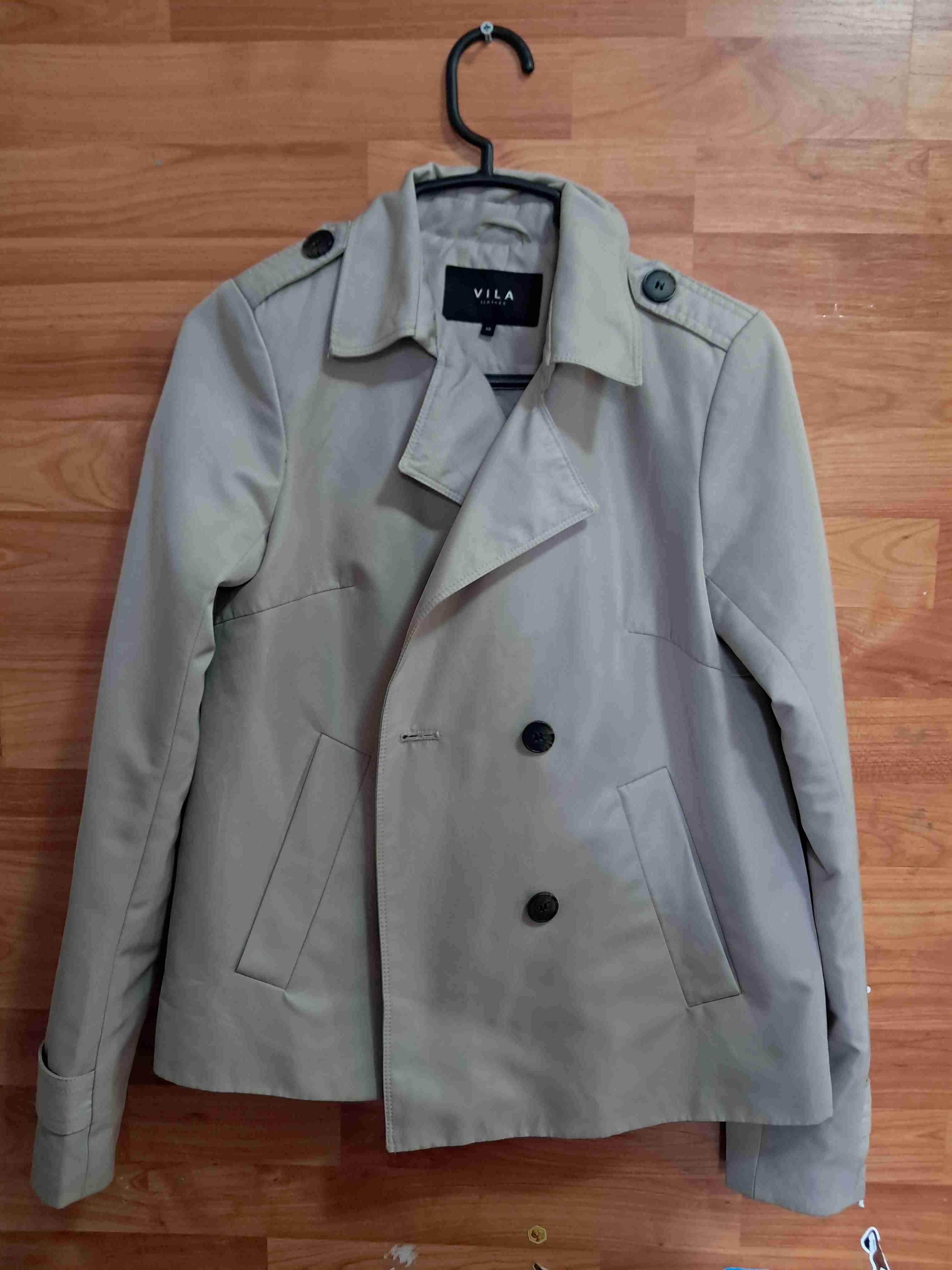 Abrigo beige Vila con botones - miniatura 3