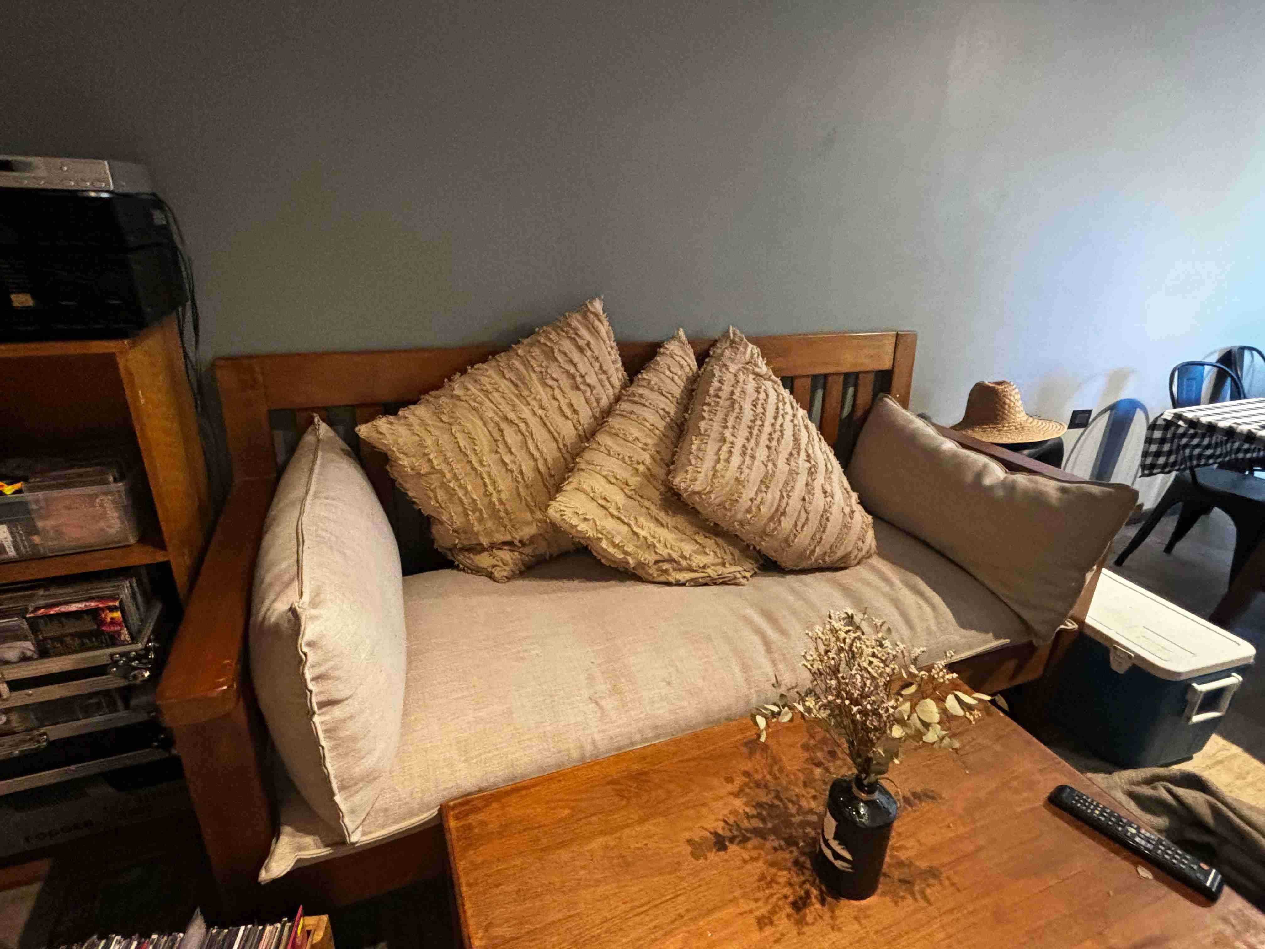 Sofá de madera nativa con cojines - miniatura 1