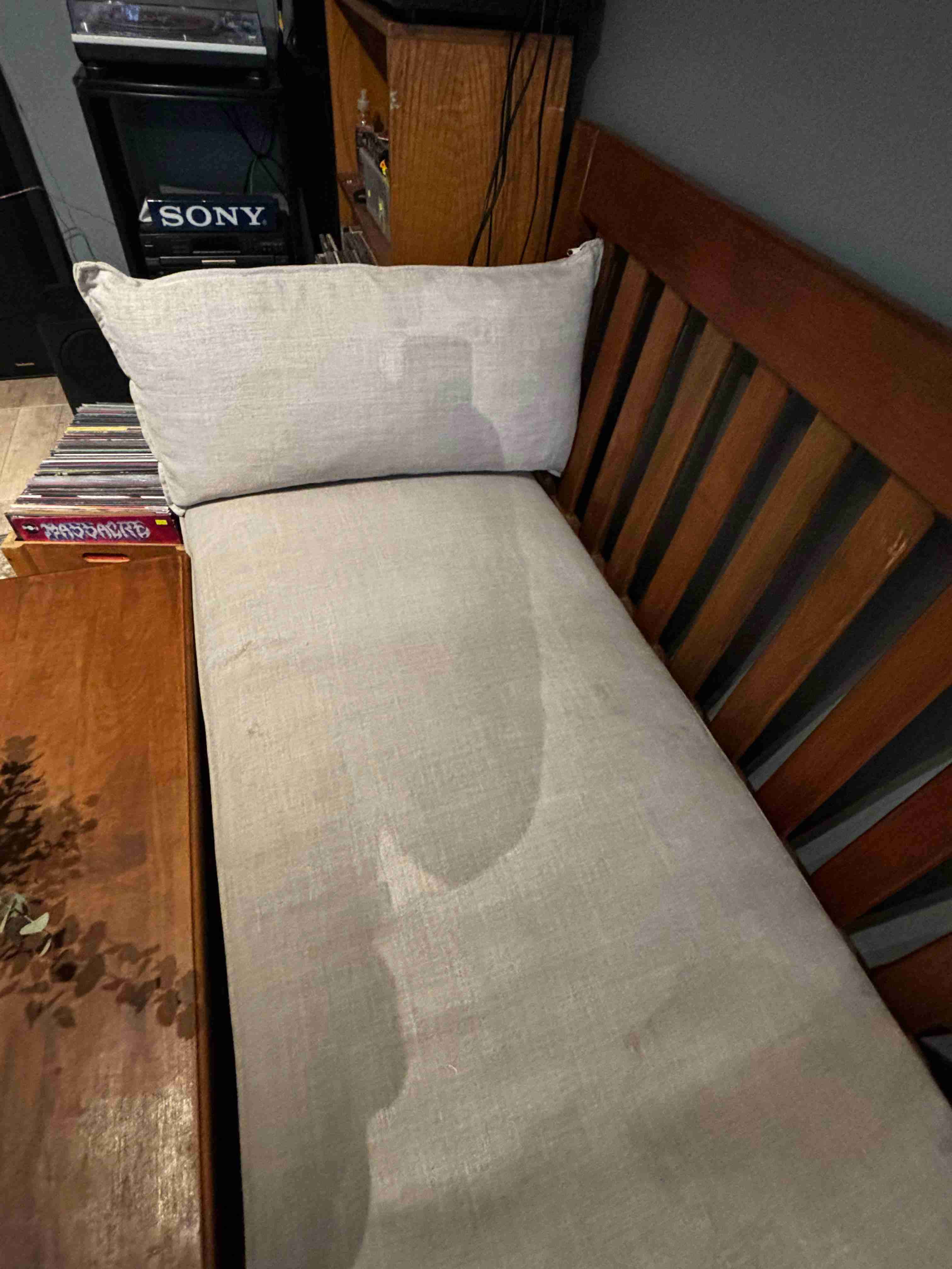 Sofá de madera nativa con cojines - miniatura 2