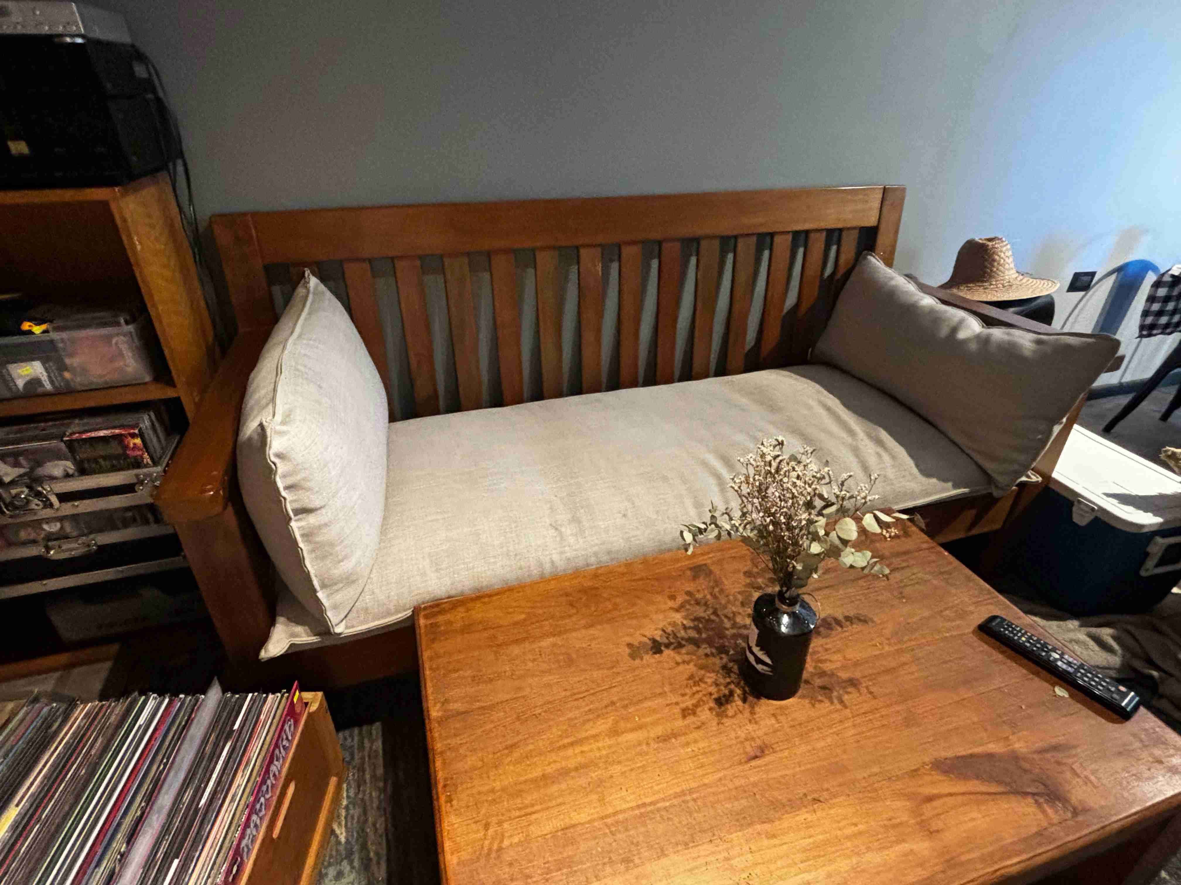 Sofá de madera nativa con cojines - miniatura 3