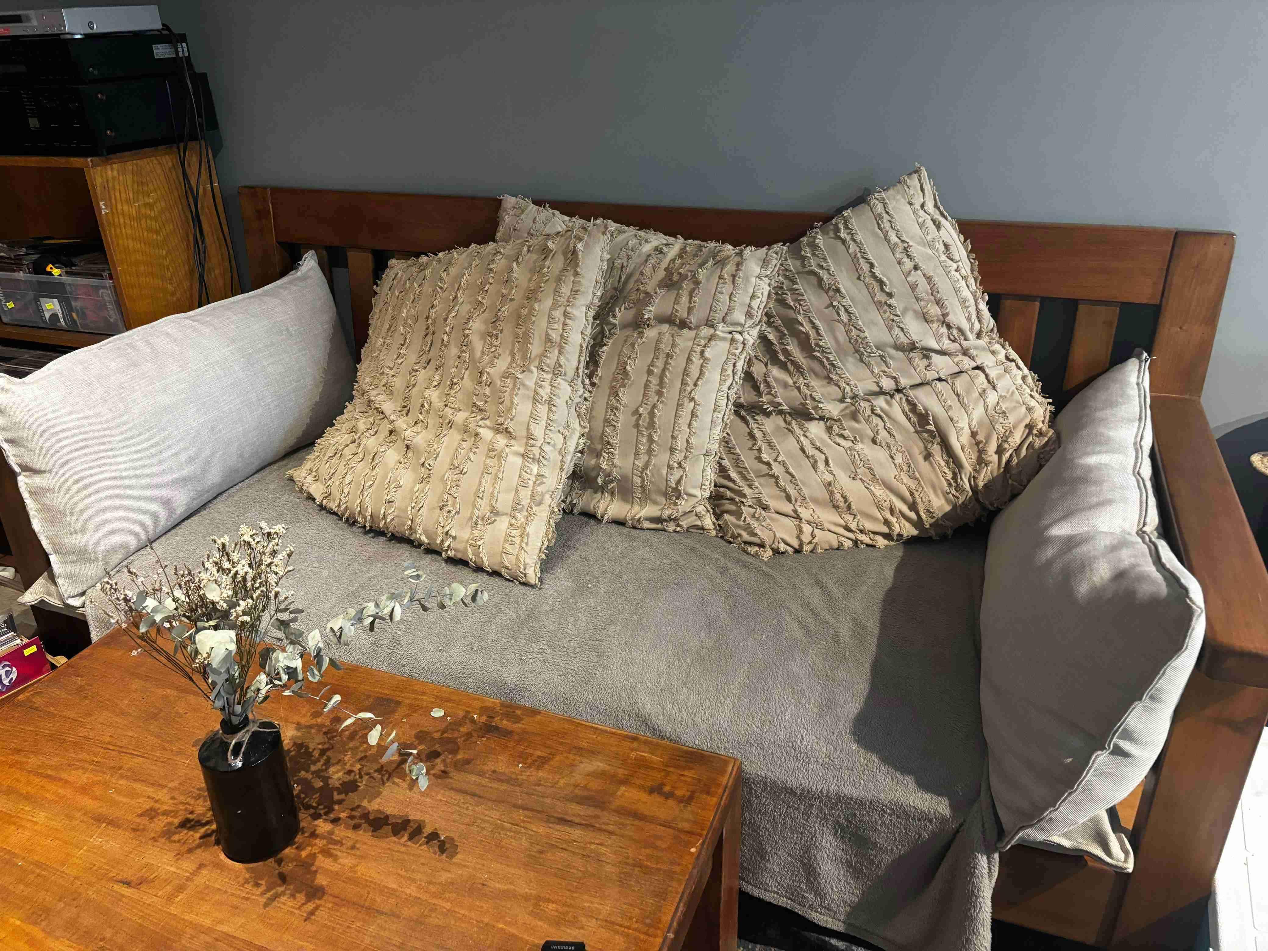 Sofá de madera nativa con cojines - miniatura 4