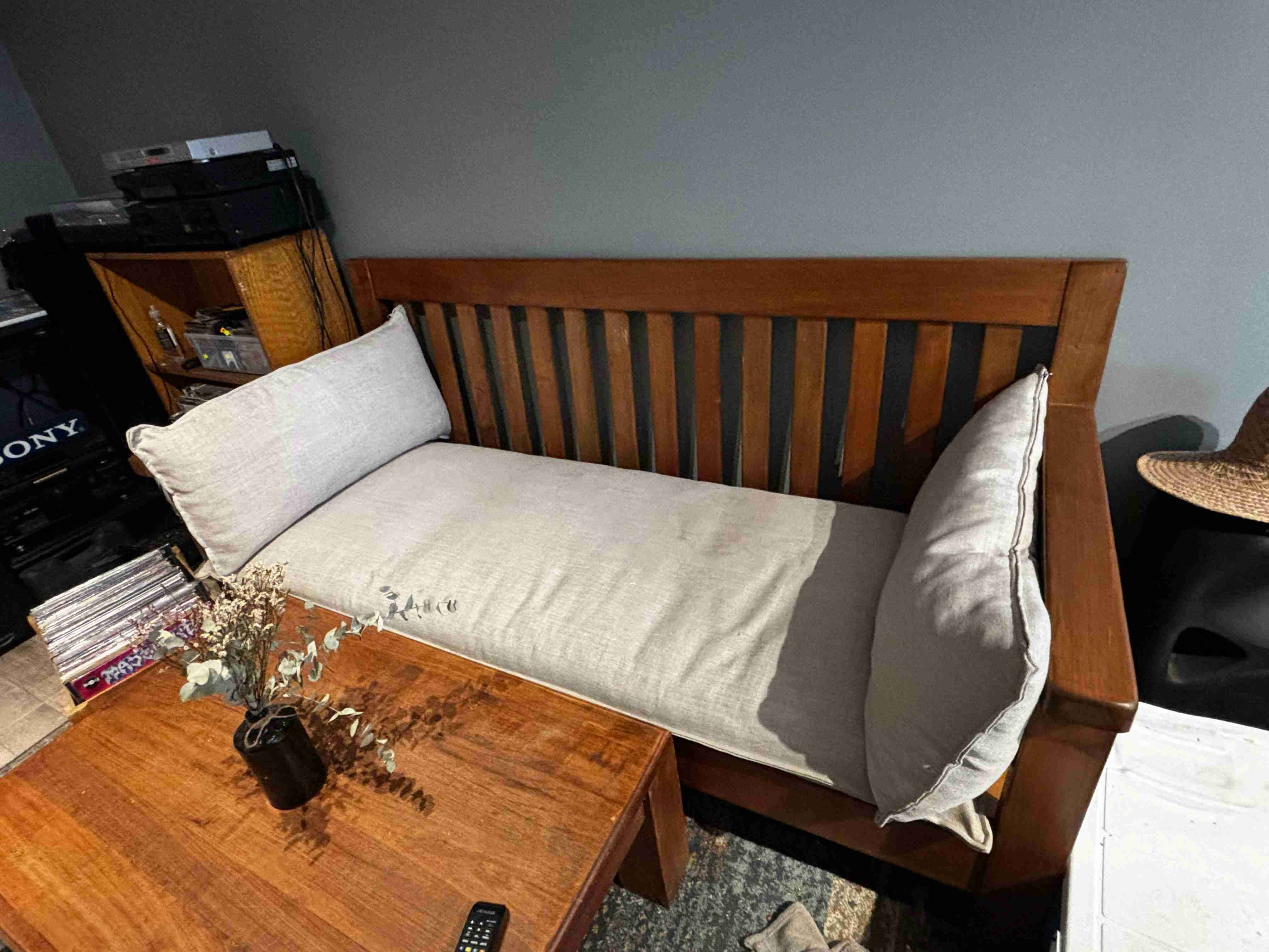 Sofá de madera nativa con cojines - miniatura 5