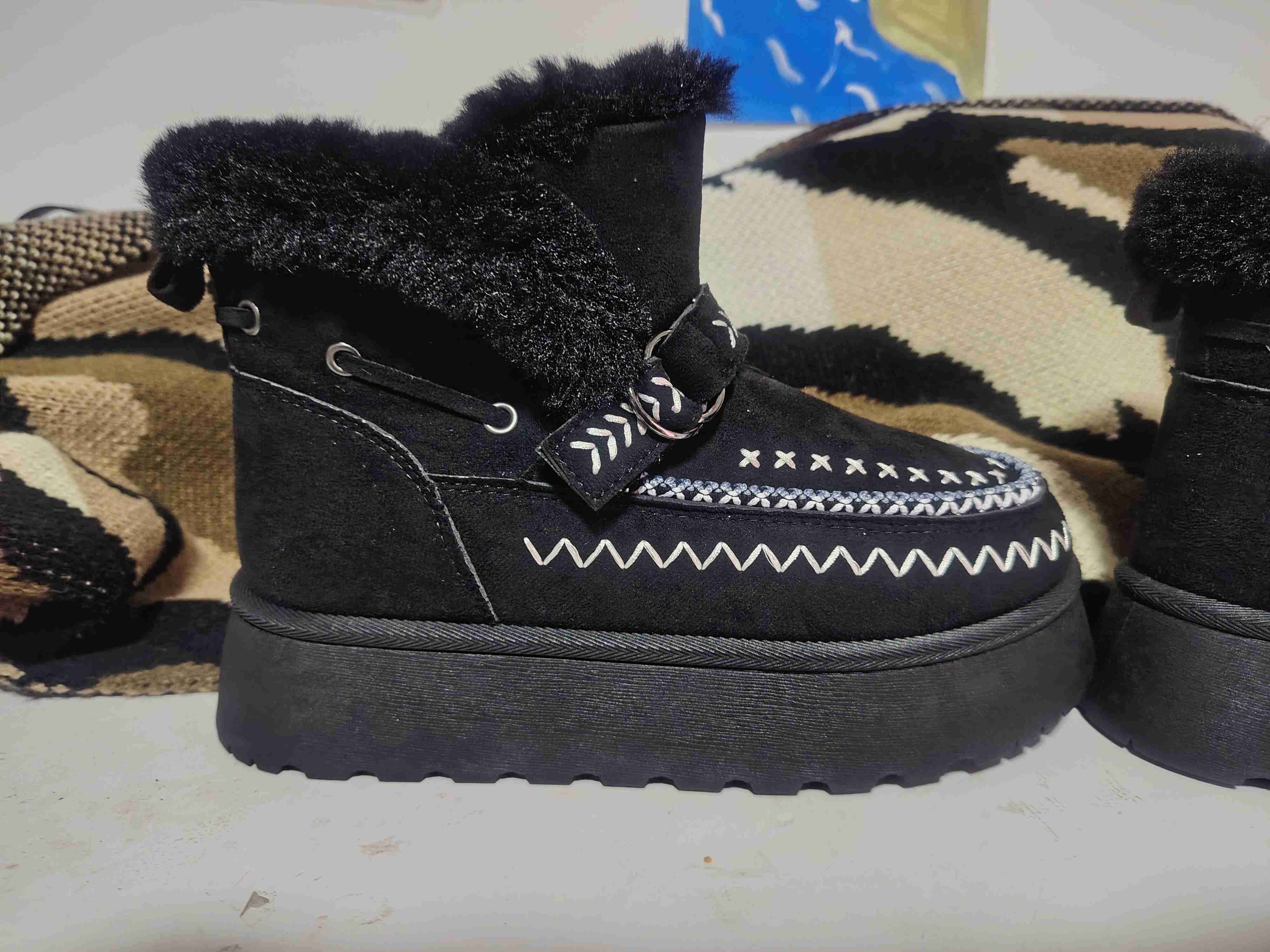 Botas negras con diseño bordado estilo ugg - miniatura 2