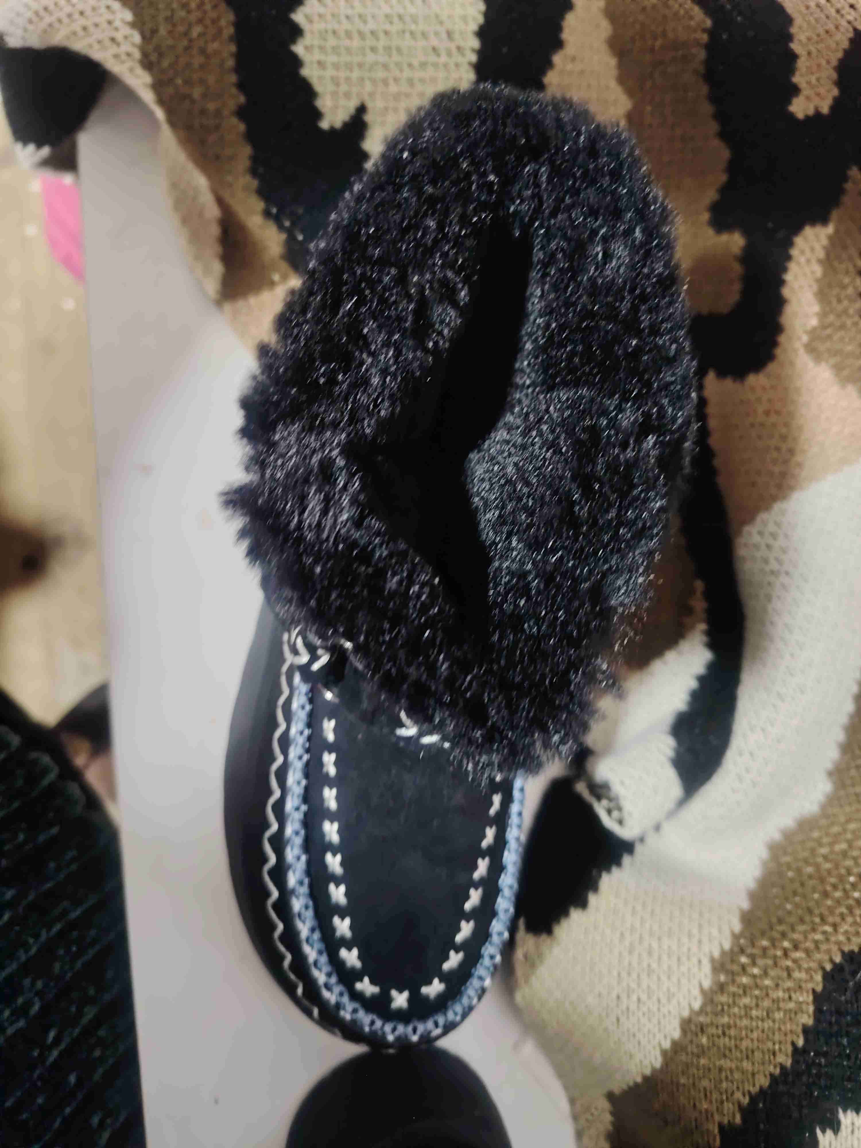 Botas negras con diseño bordado estilo ugg - miniatura 3