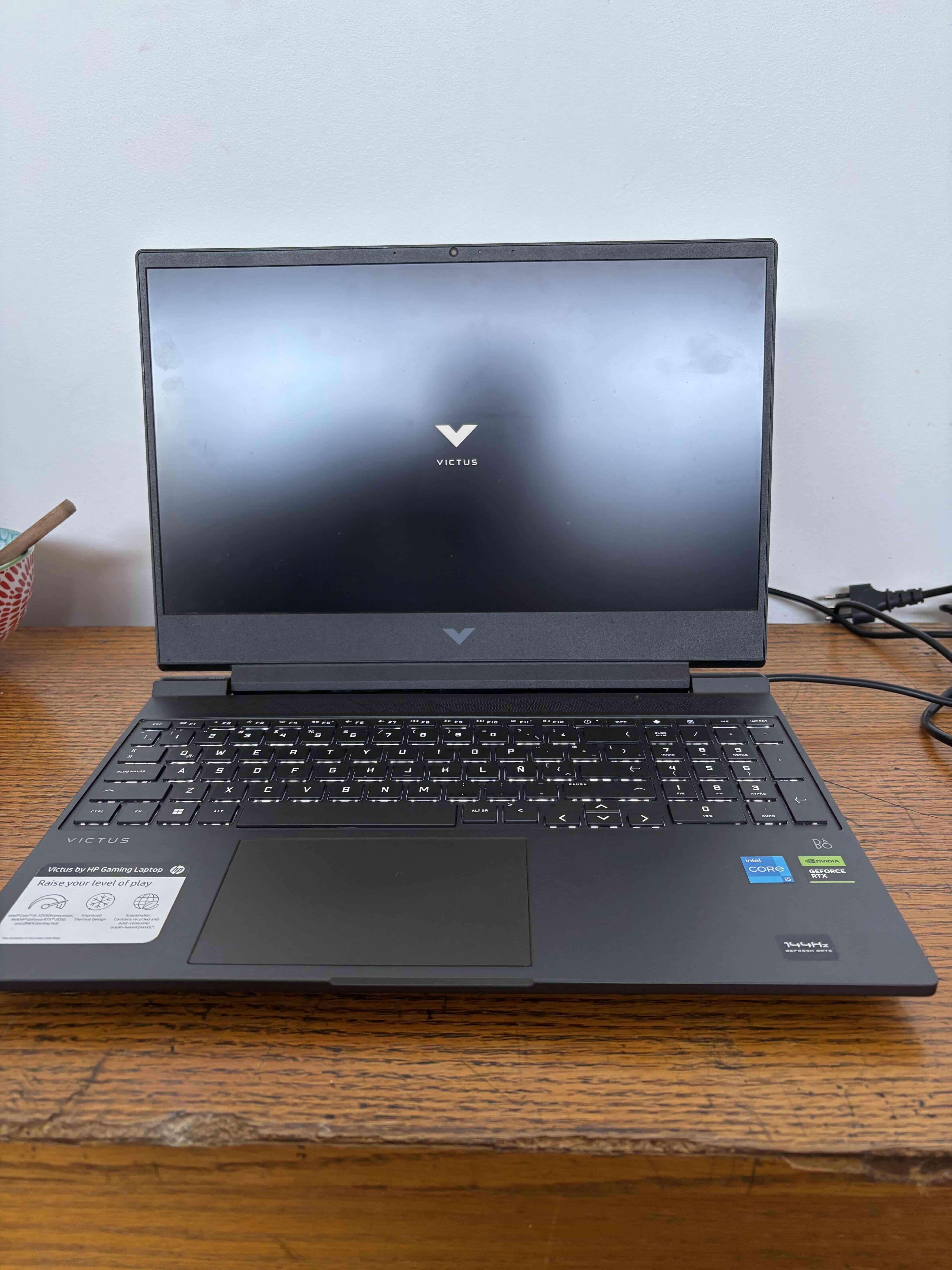 Laptop HP Victus gaming negra - miniatura 1