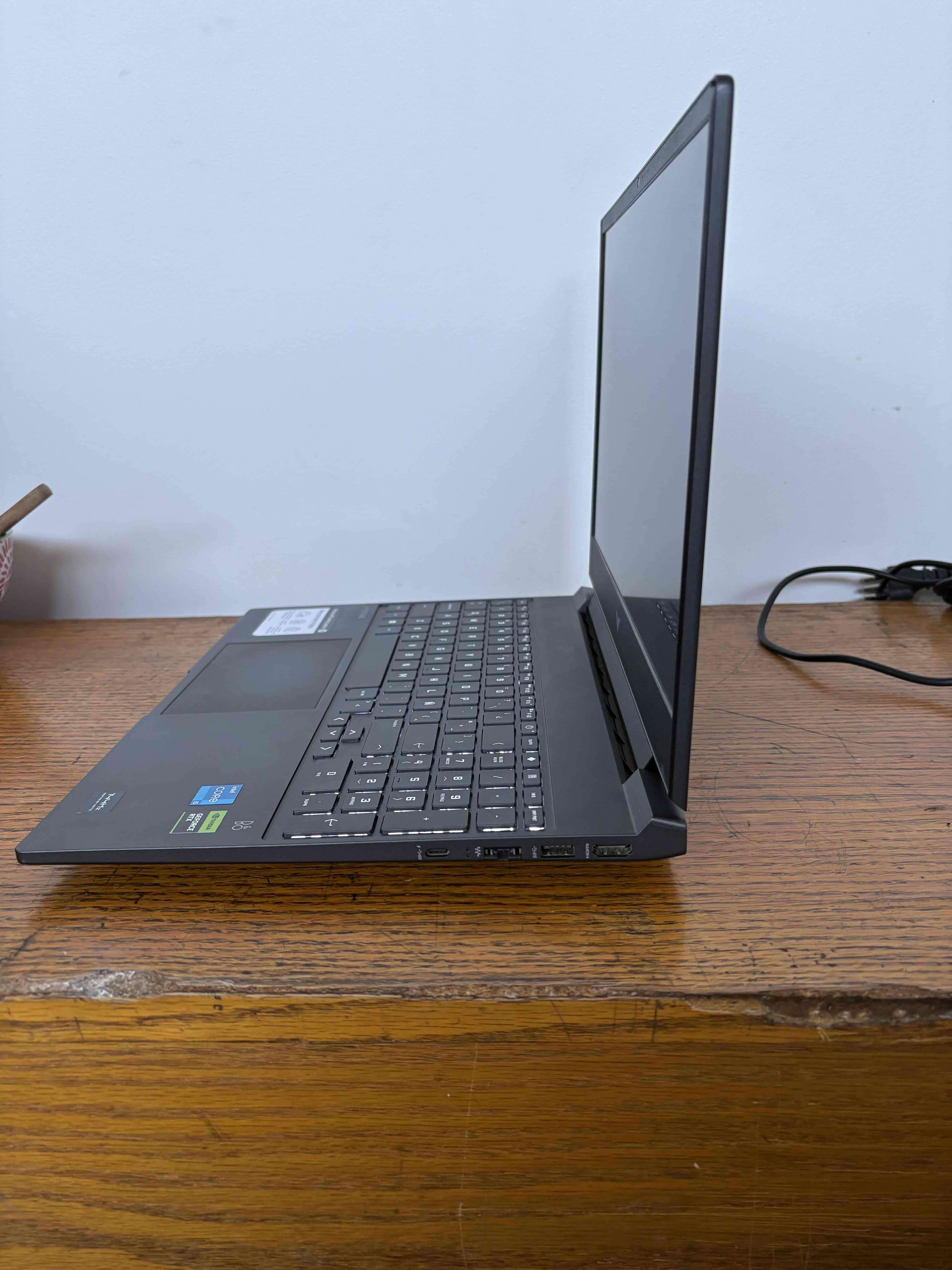 Laptop HP Victus gaming negra - miniatura 2