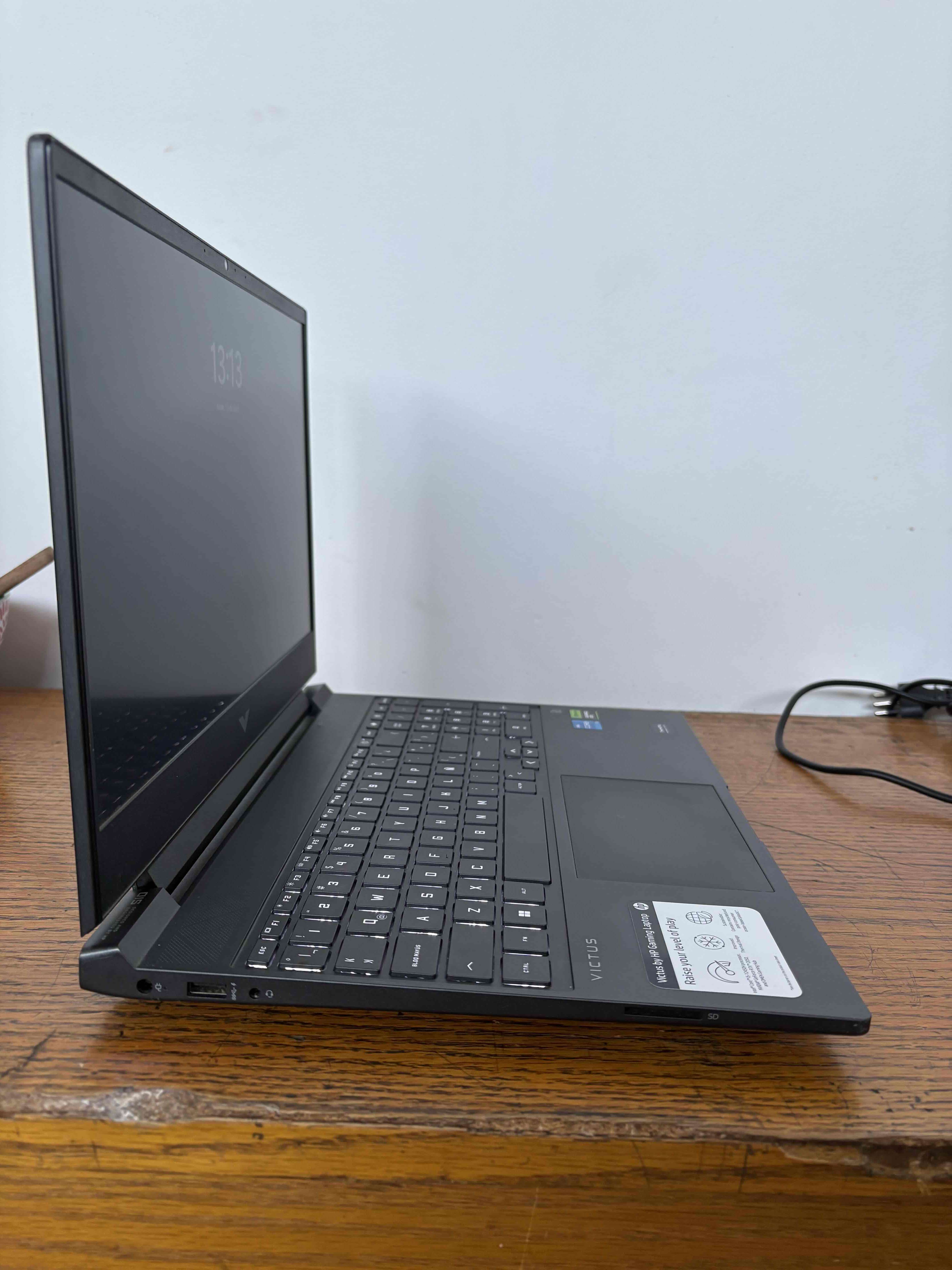 Laptop HP Victus gaming negra - miniatura 3