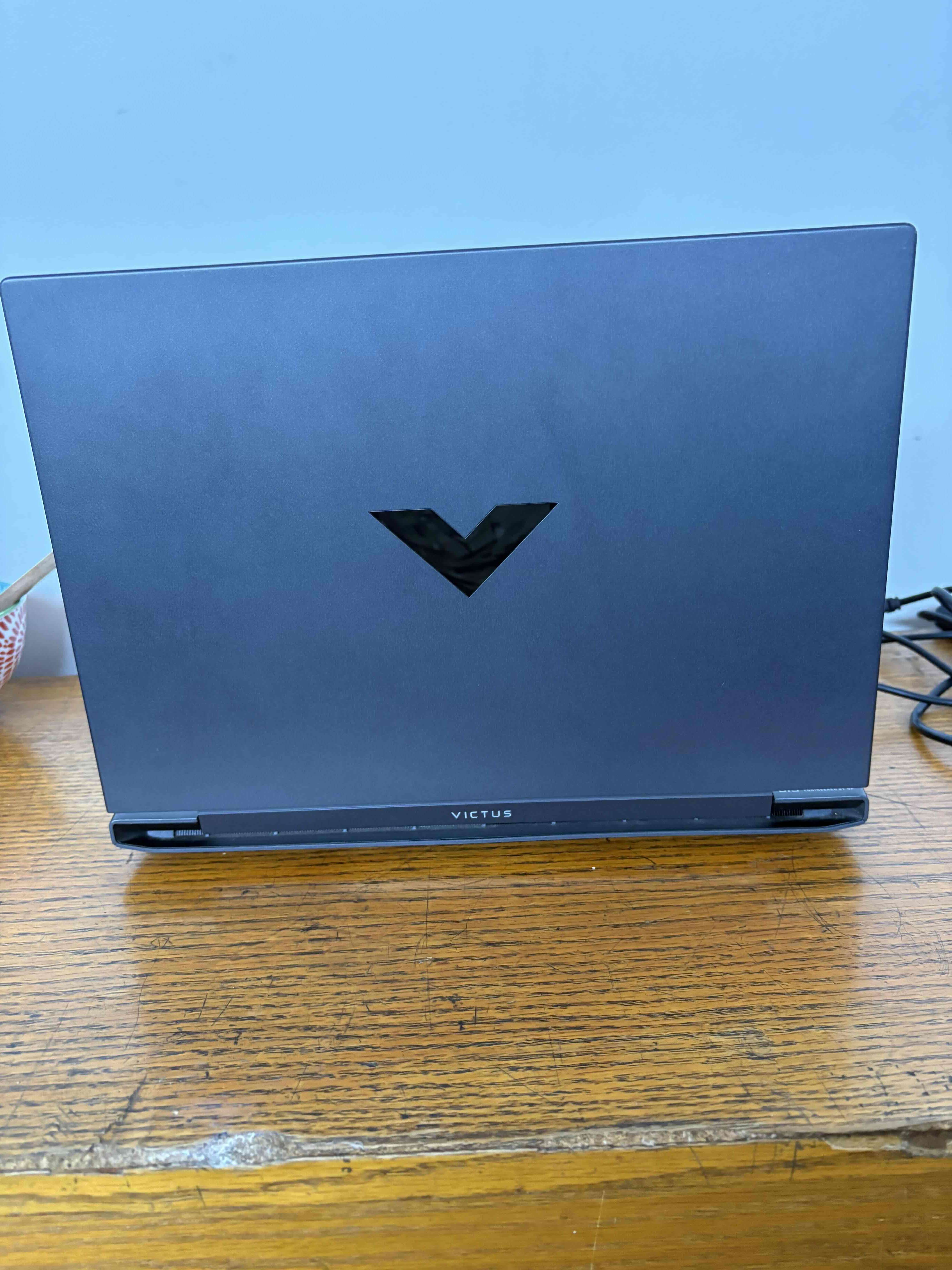 Laptop HP Victus gaming negra - miniatura 4