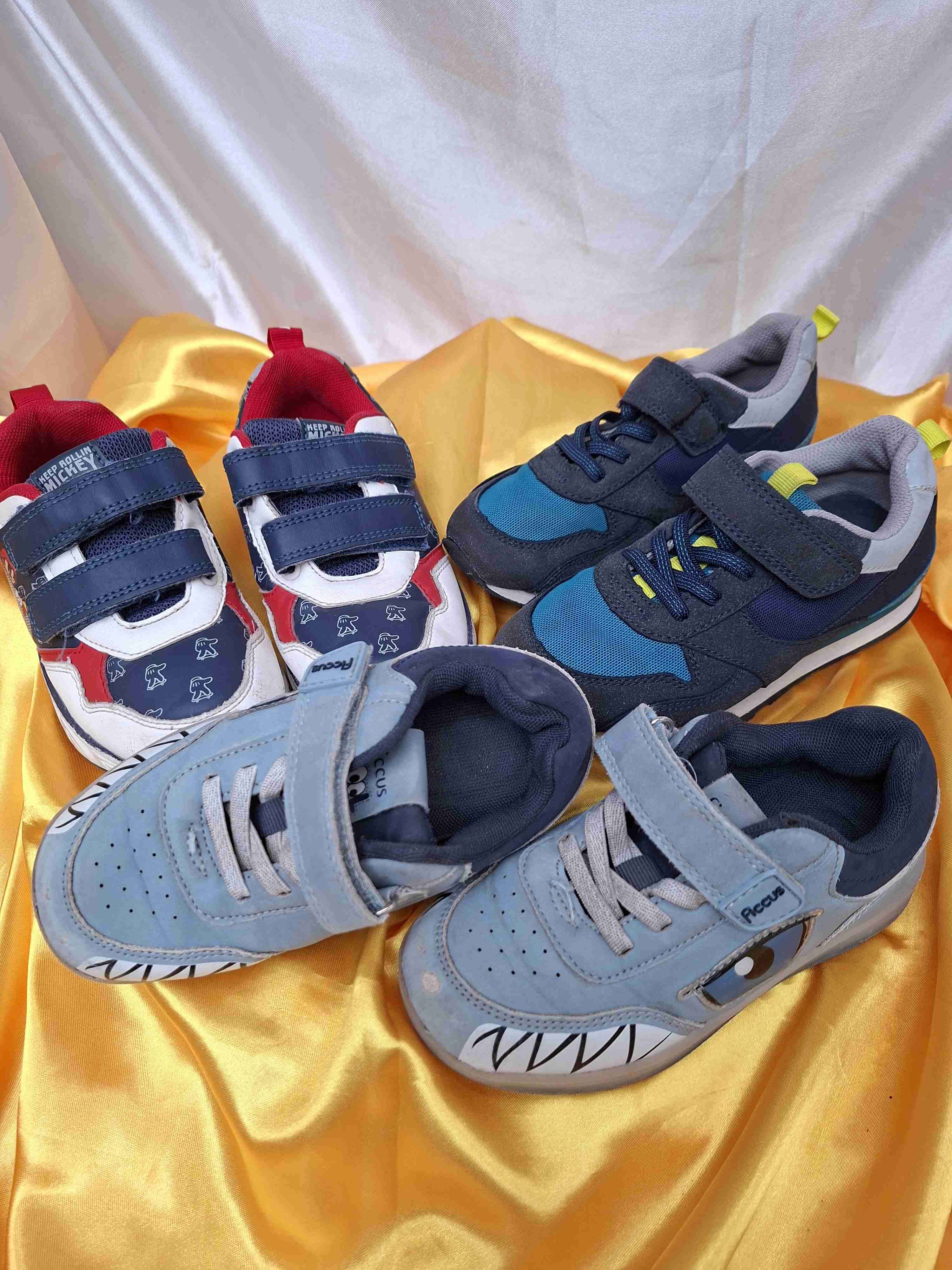 Lote de zapatillas y zapatos deportivas para niños - miniatura 3