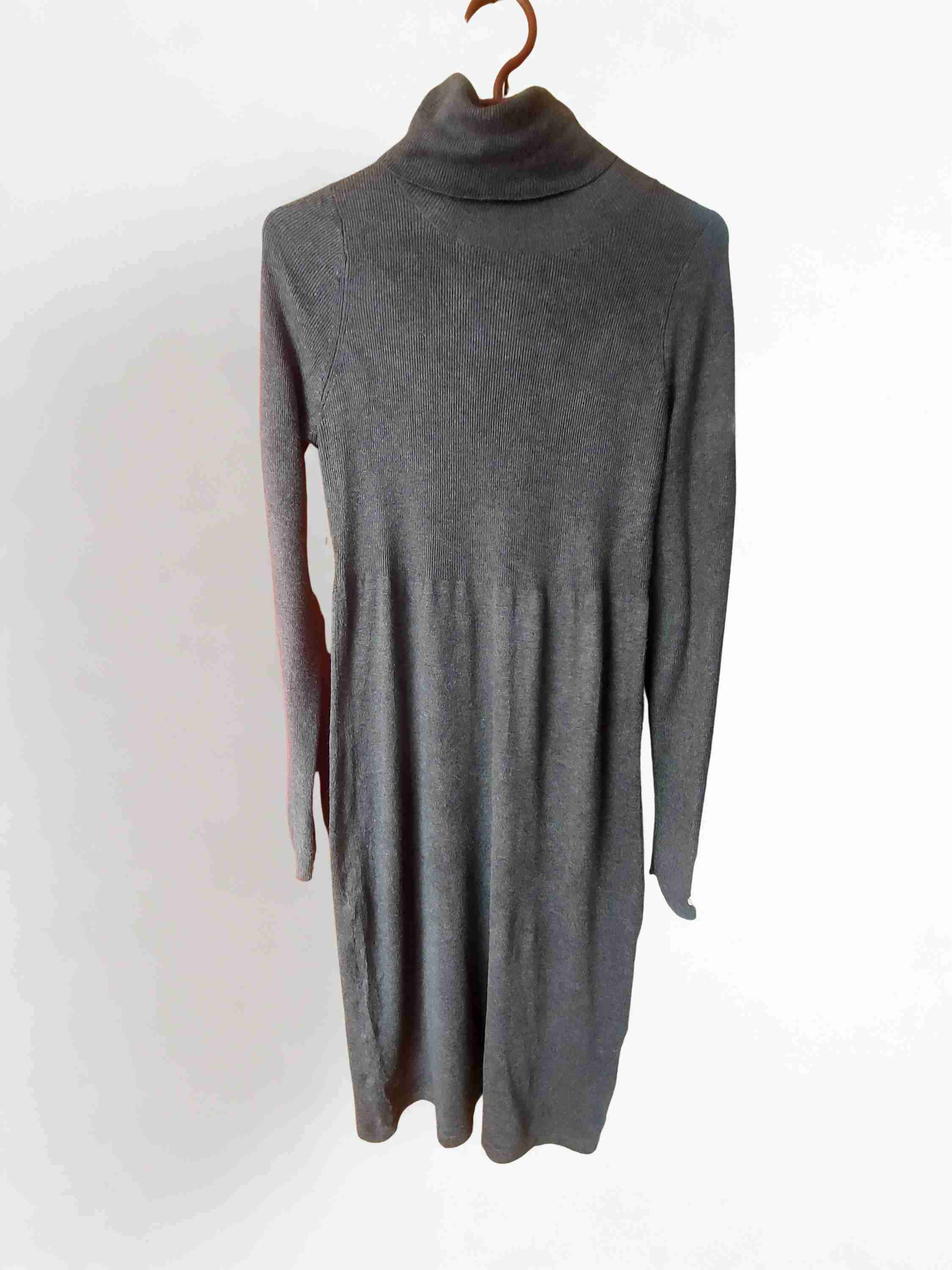 Vestido de punto gris. Zara. - miniatura 2